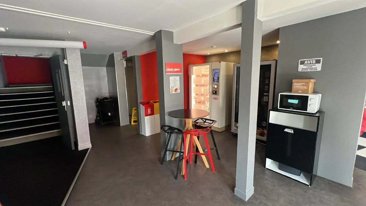 microwave in Enzo Hotels Trappes by Kyriad Direct