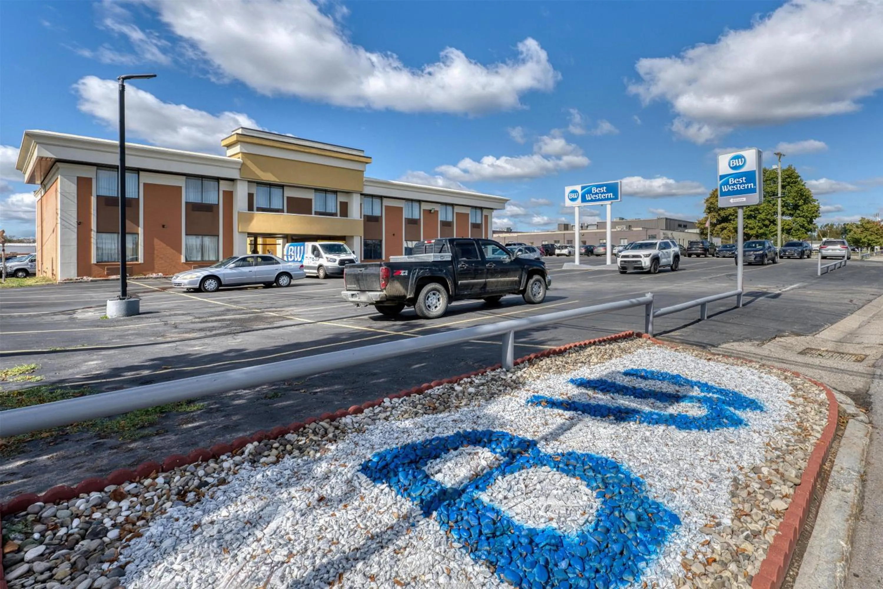 Property building in Best Western Inn at the Rochester Airport