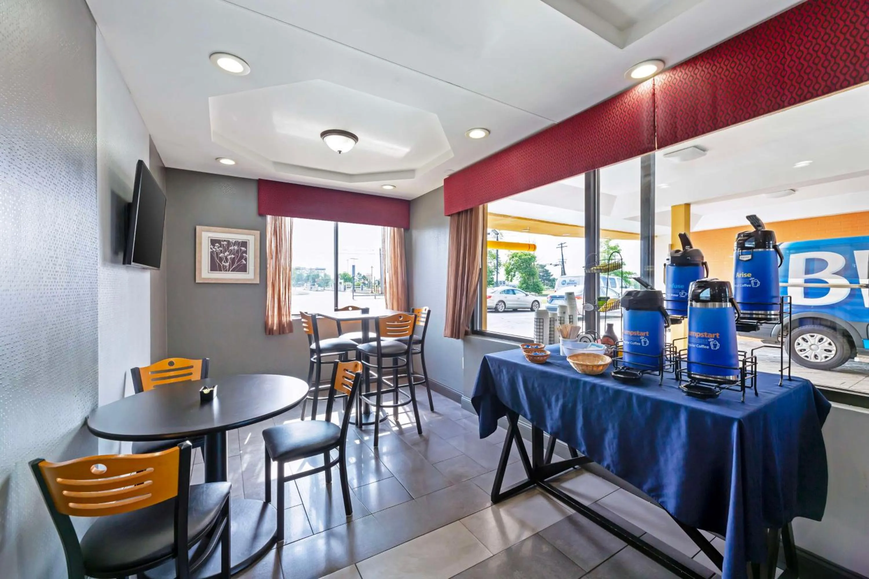 Property building in Best Western Inn at the Rochester Airport