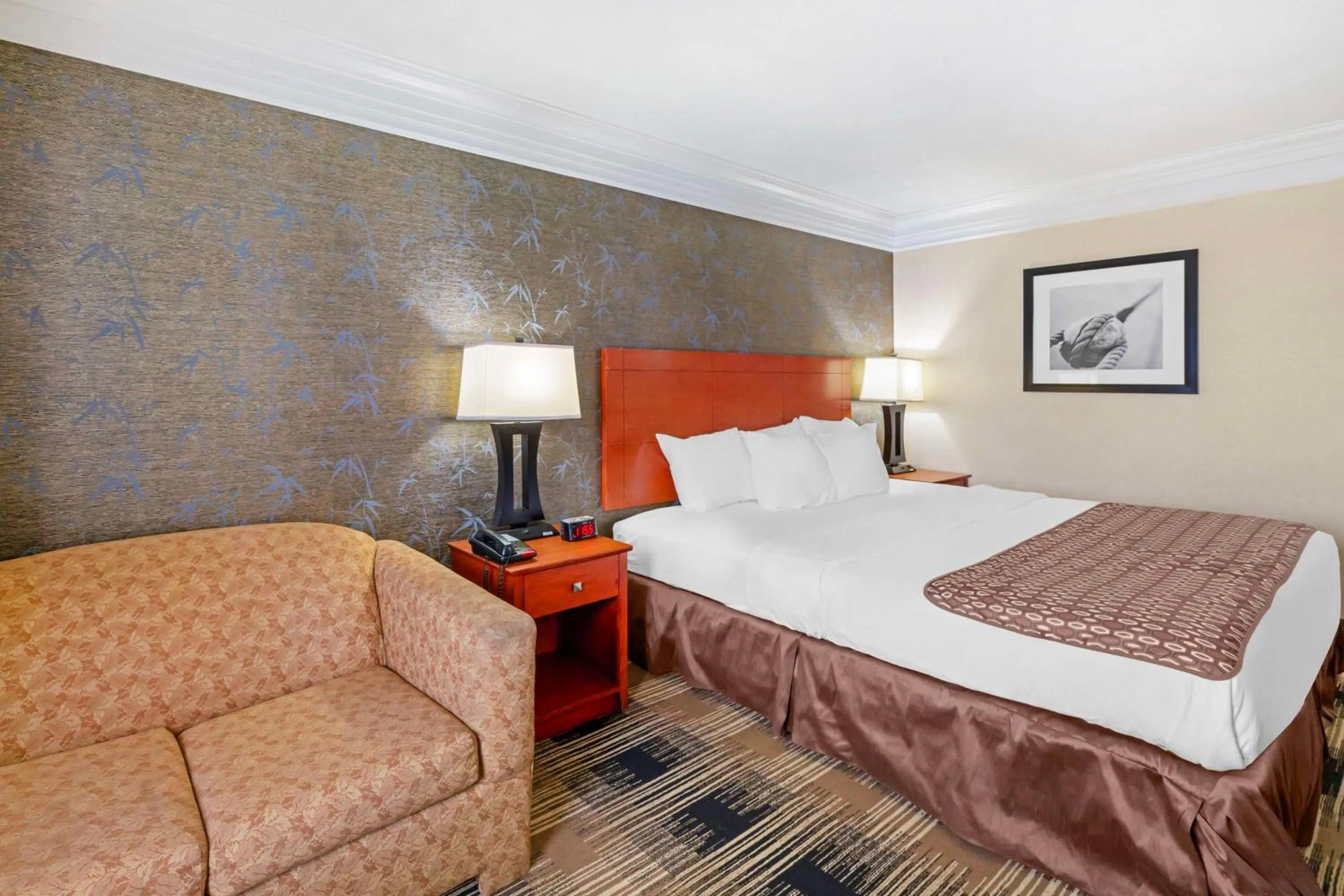 Bedroom, Bed in Best Western Inn at the Rochester Airport