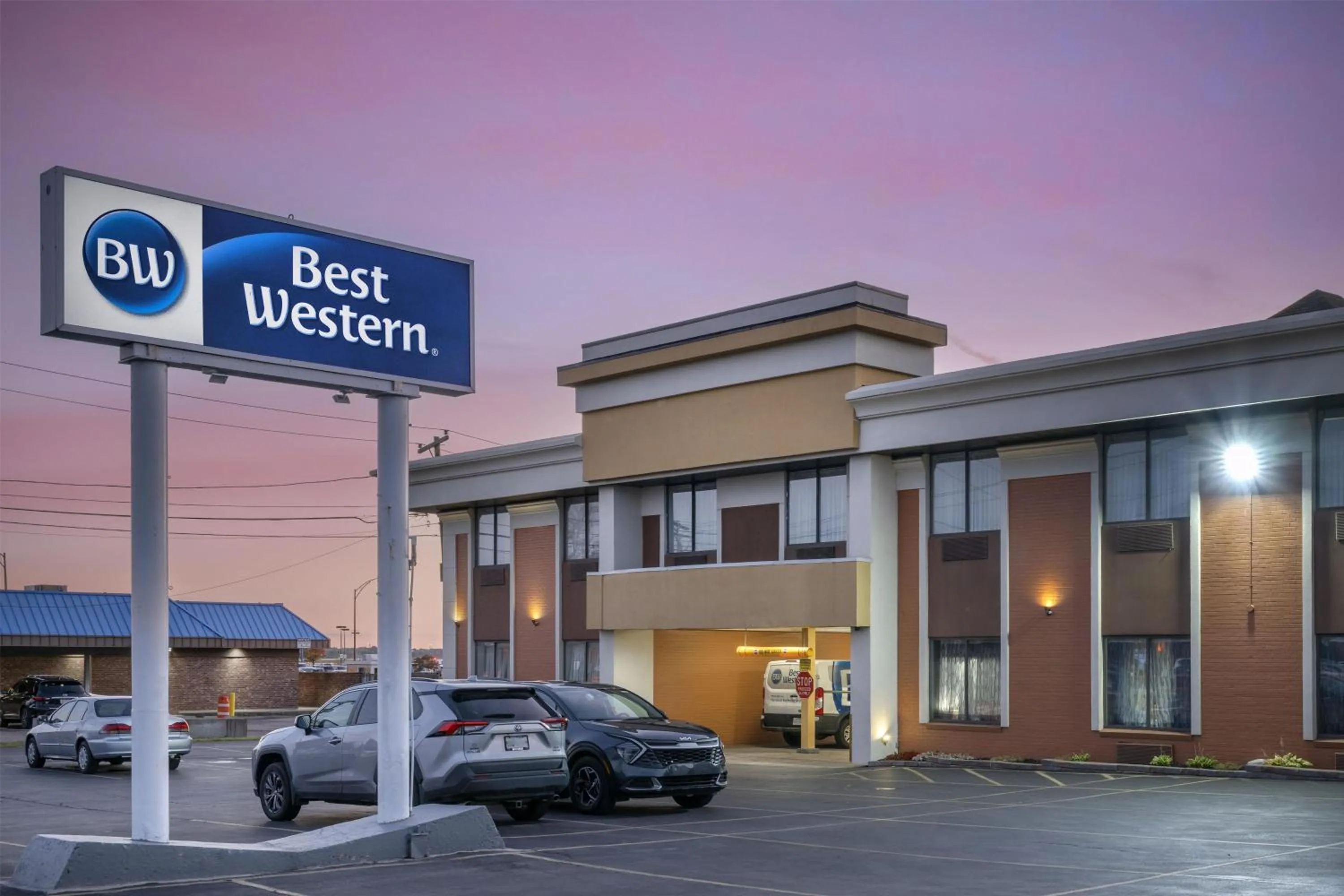 Property building in Best Western Inn at the Rochester Airport