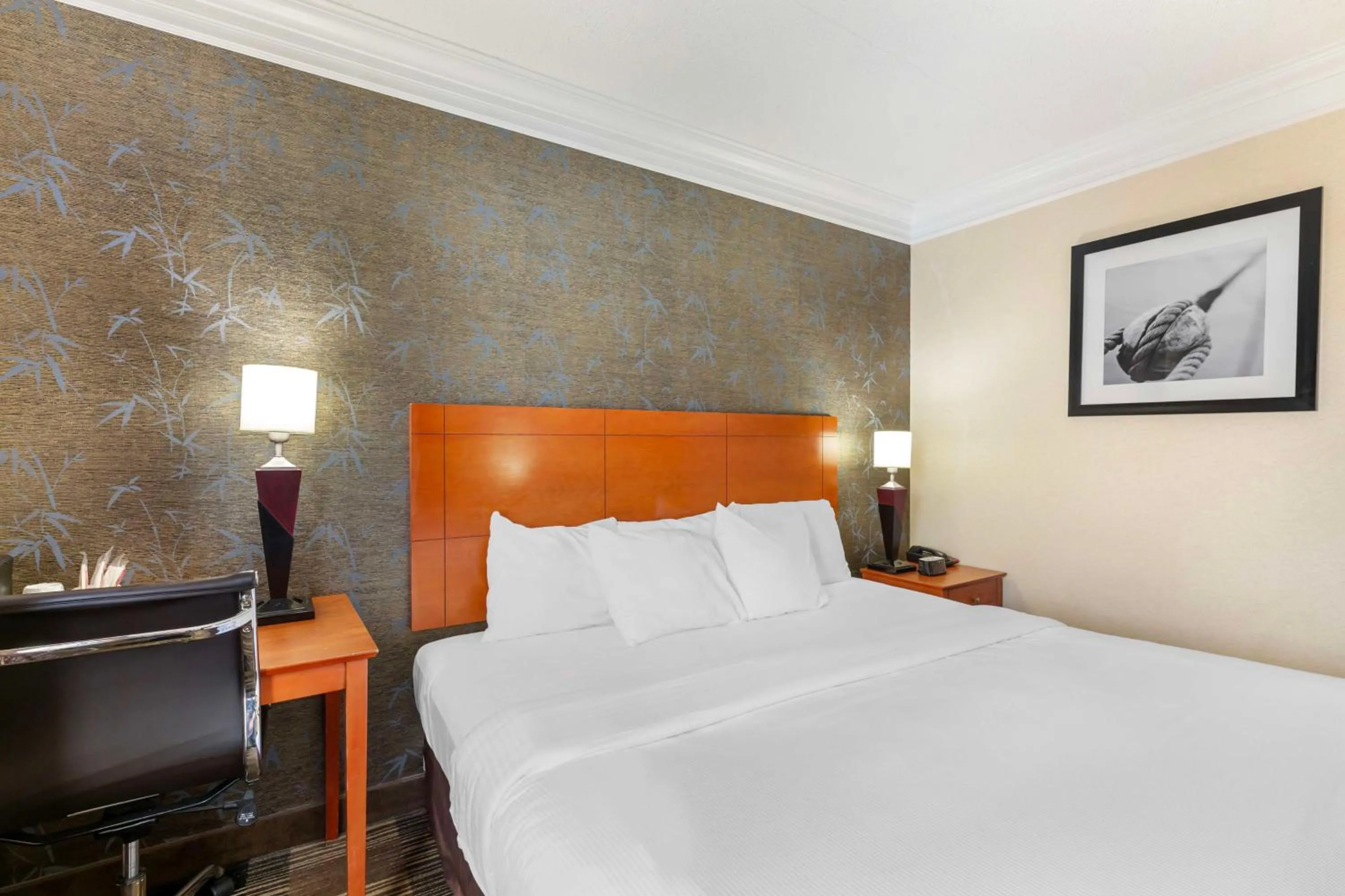 Bedroom, Bed in Best Western Inn at the Rochester Airport