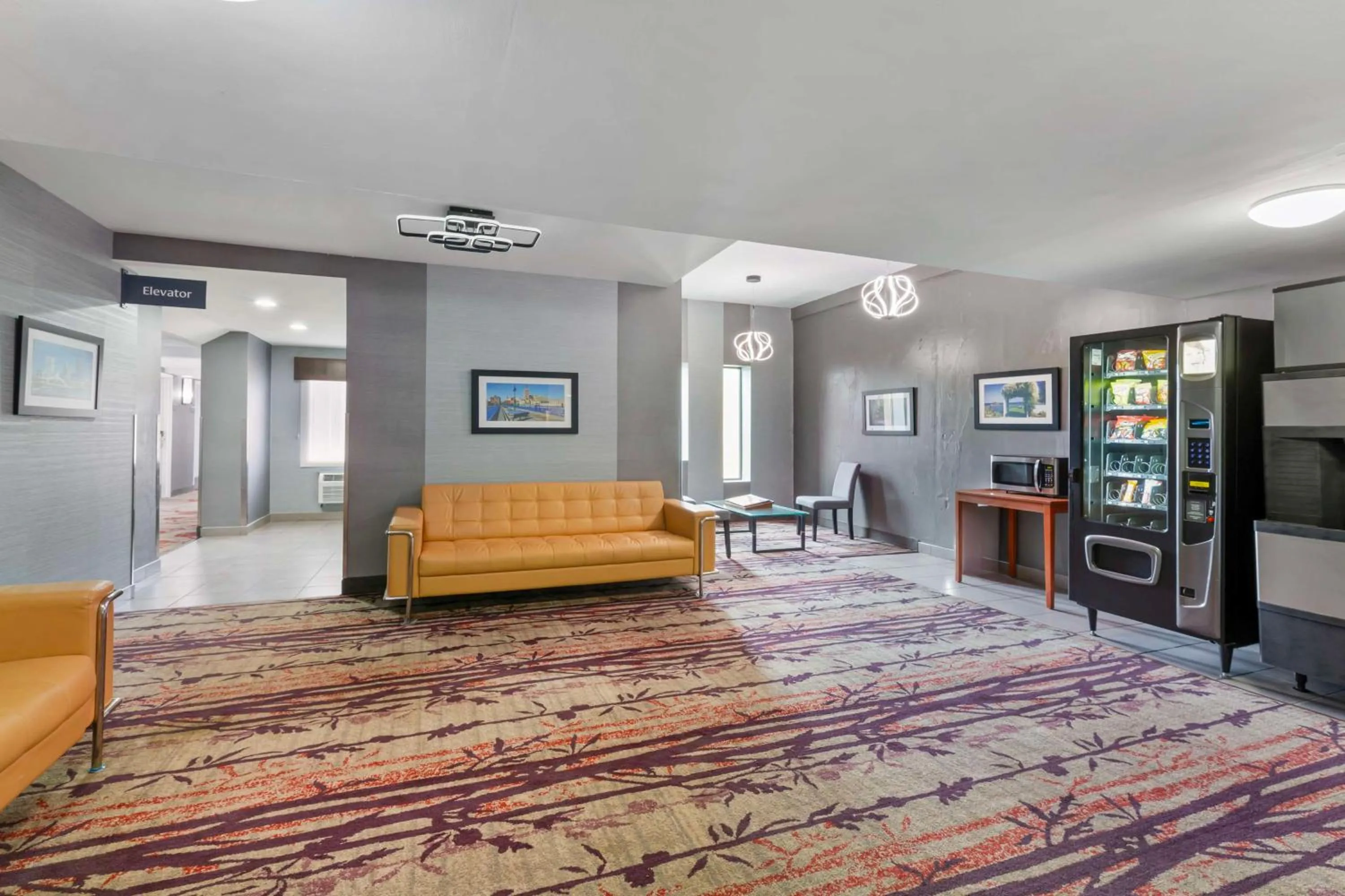 Property building in Best Western Inn at the Rochester Airport