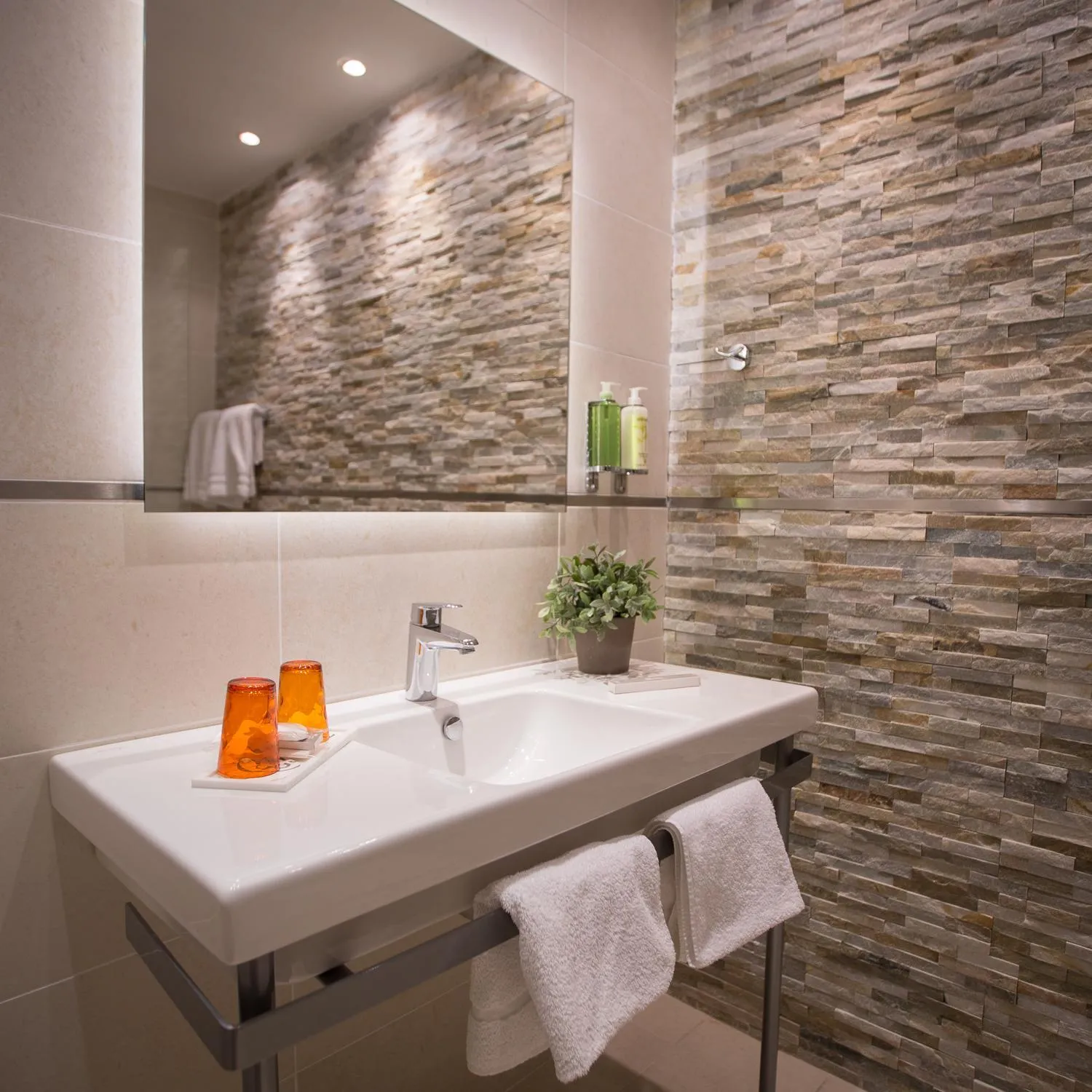 Bathroom in Hotel De France