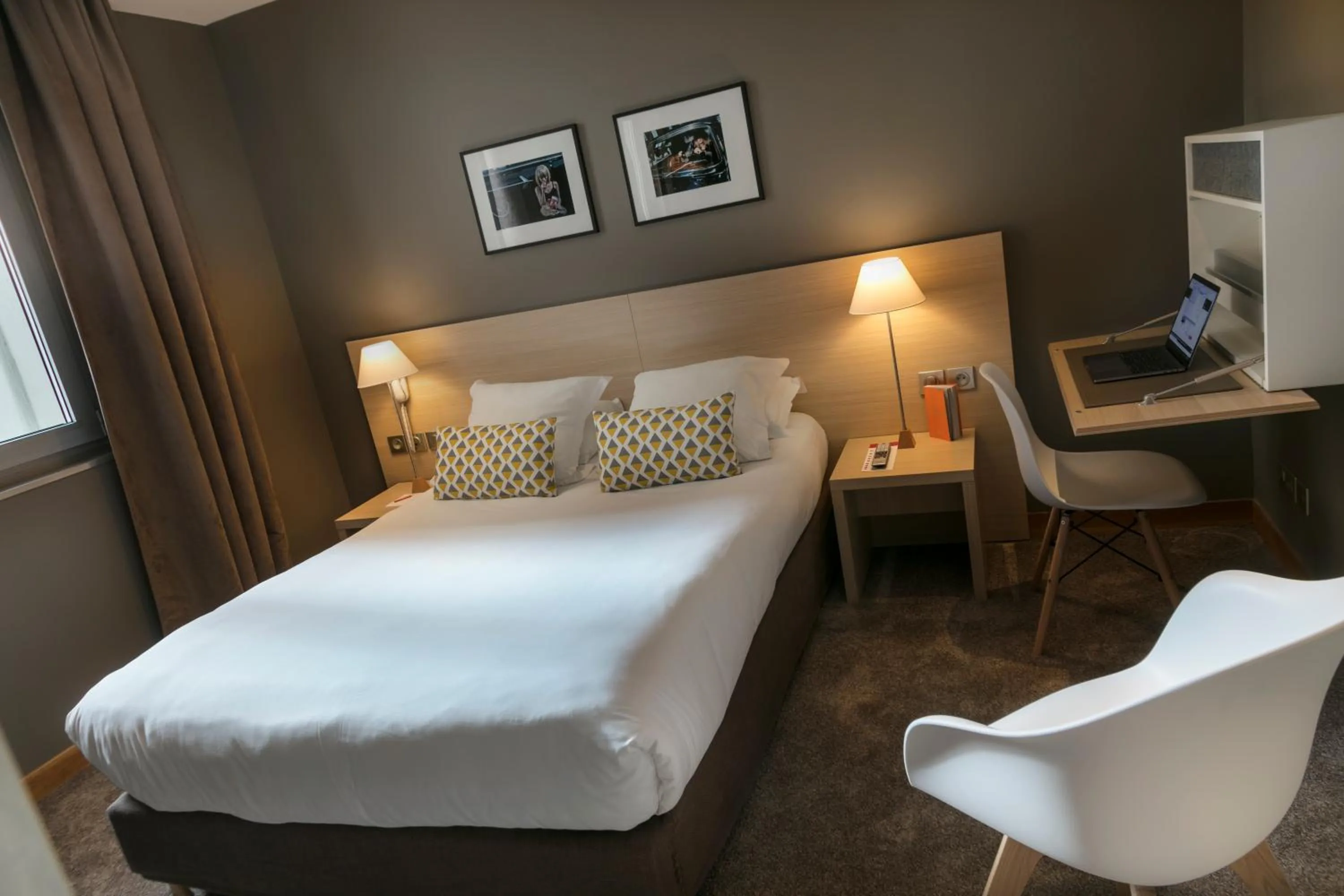 Photo of the whole room, Bed in Hotel De France