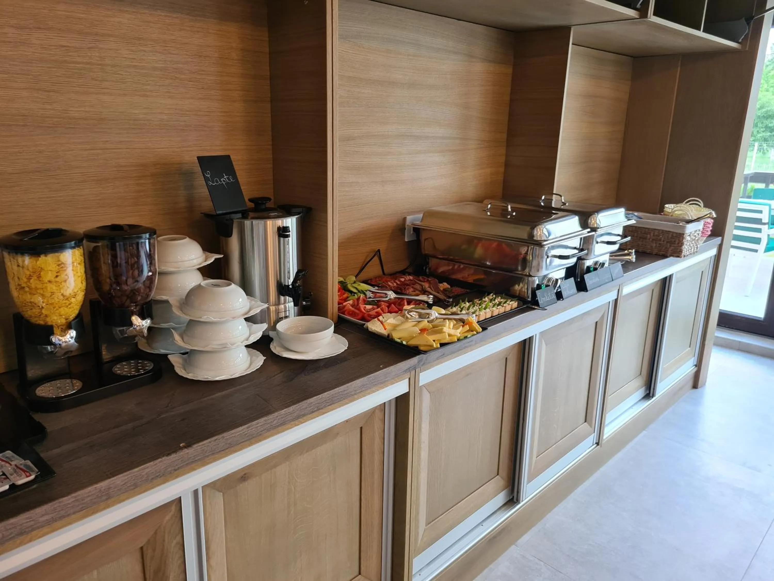 Breakfast in New Wolf