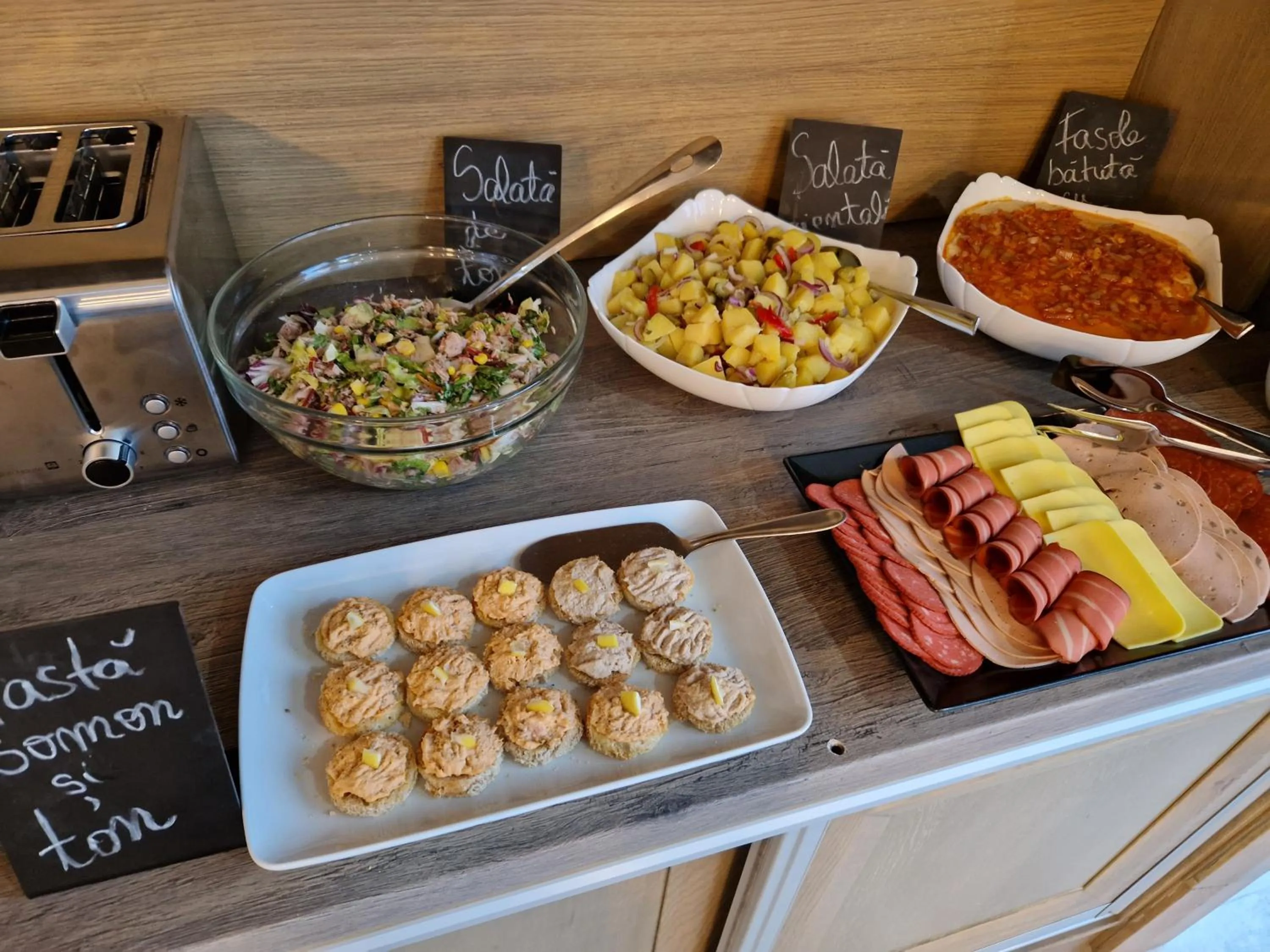 Buffet breakfast in New Wolf