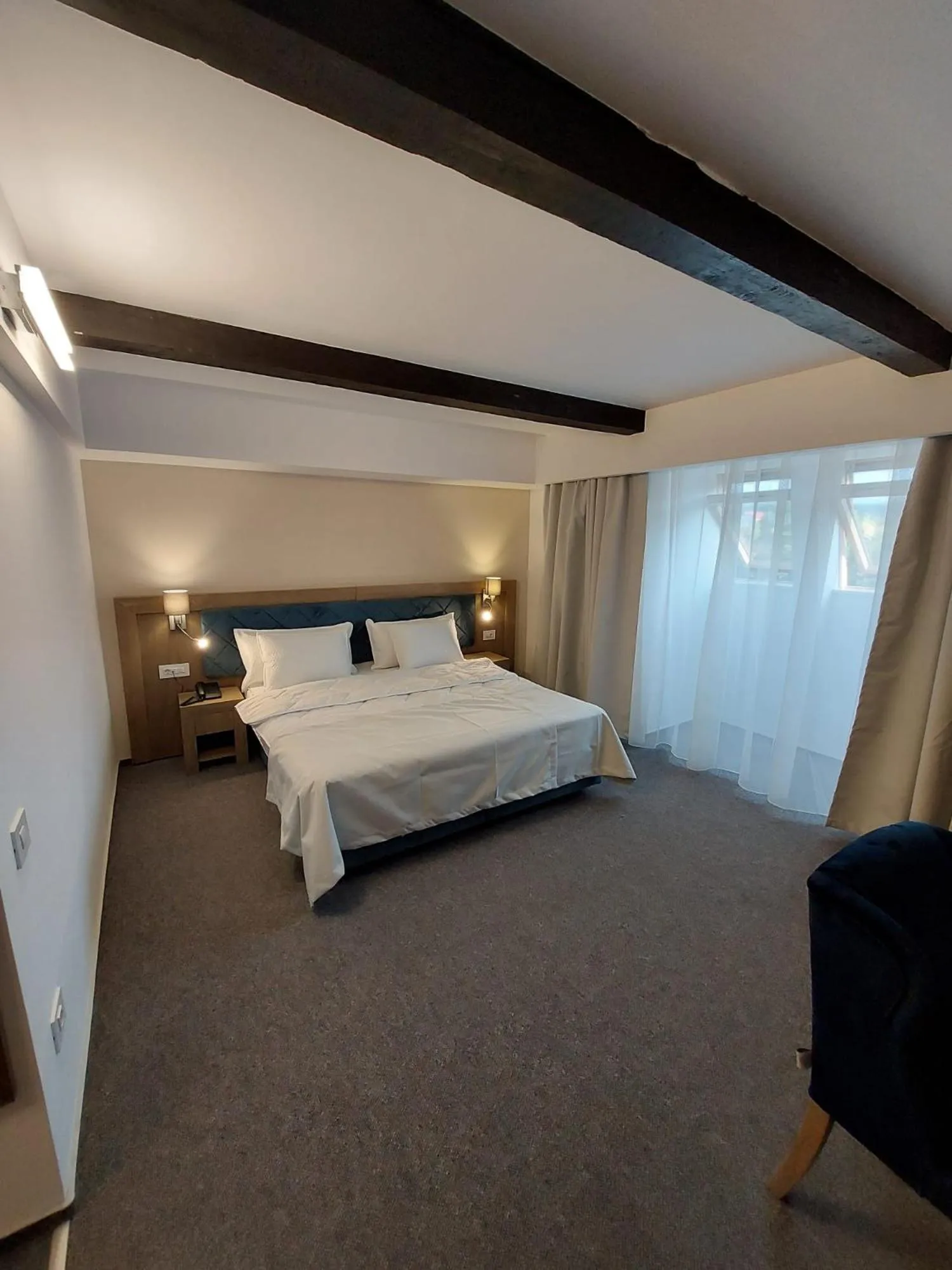 Photo of the whole room, Bed in New Wolf