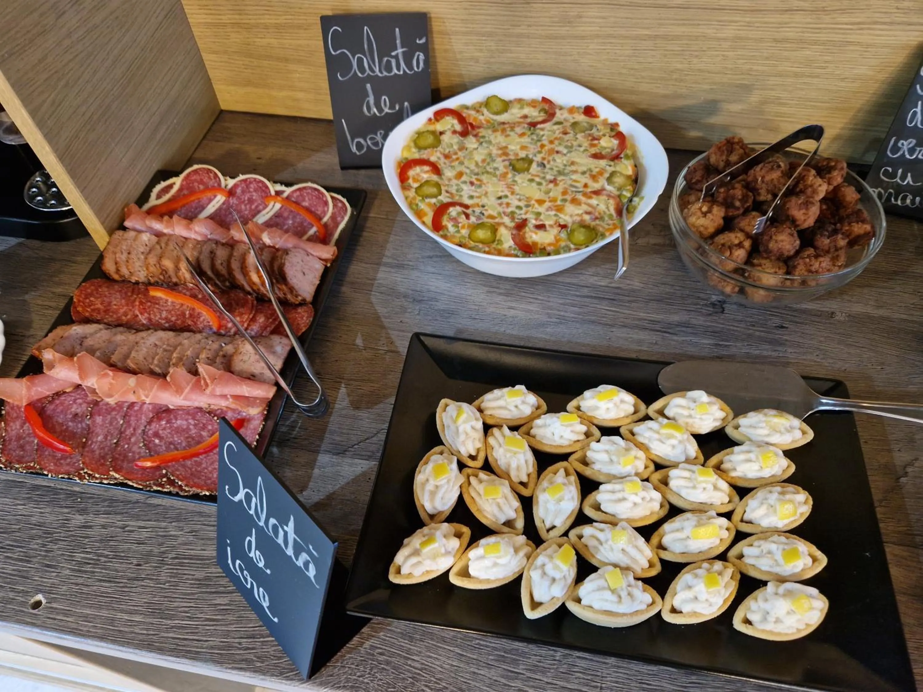 Buffet breakfast in New Wolf