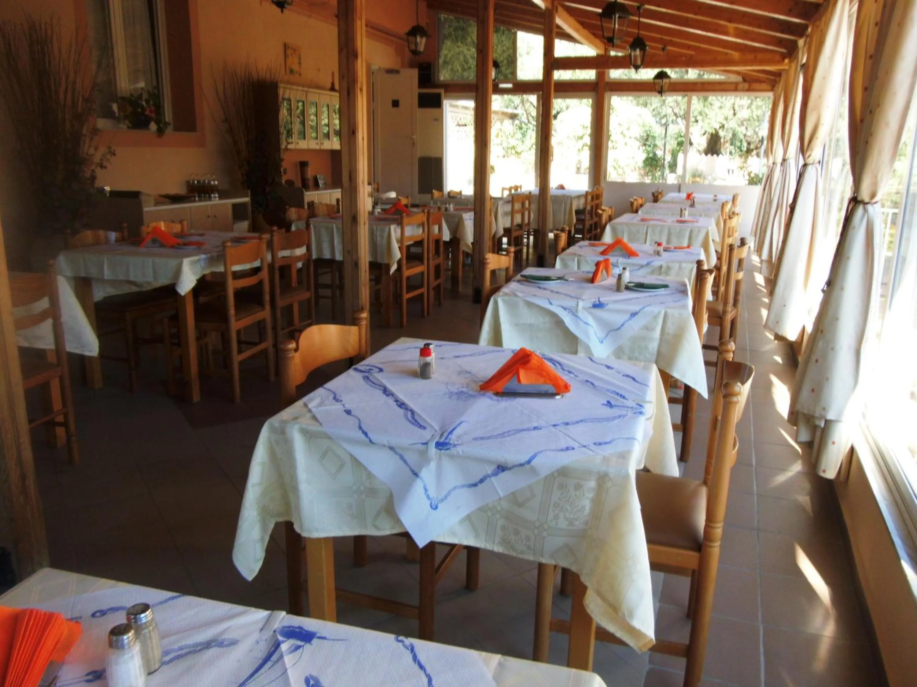 Restaurant/places to eat in Maria Apartments