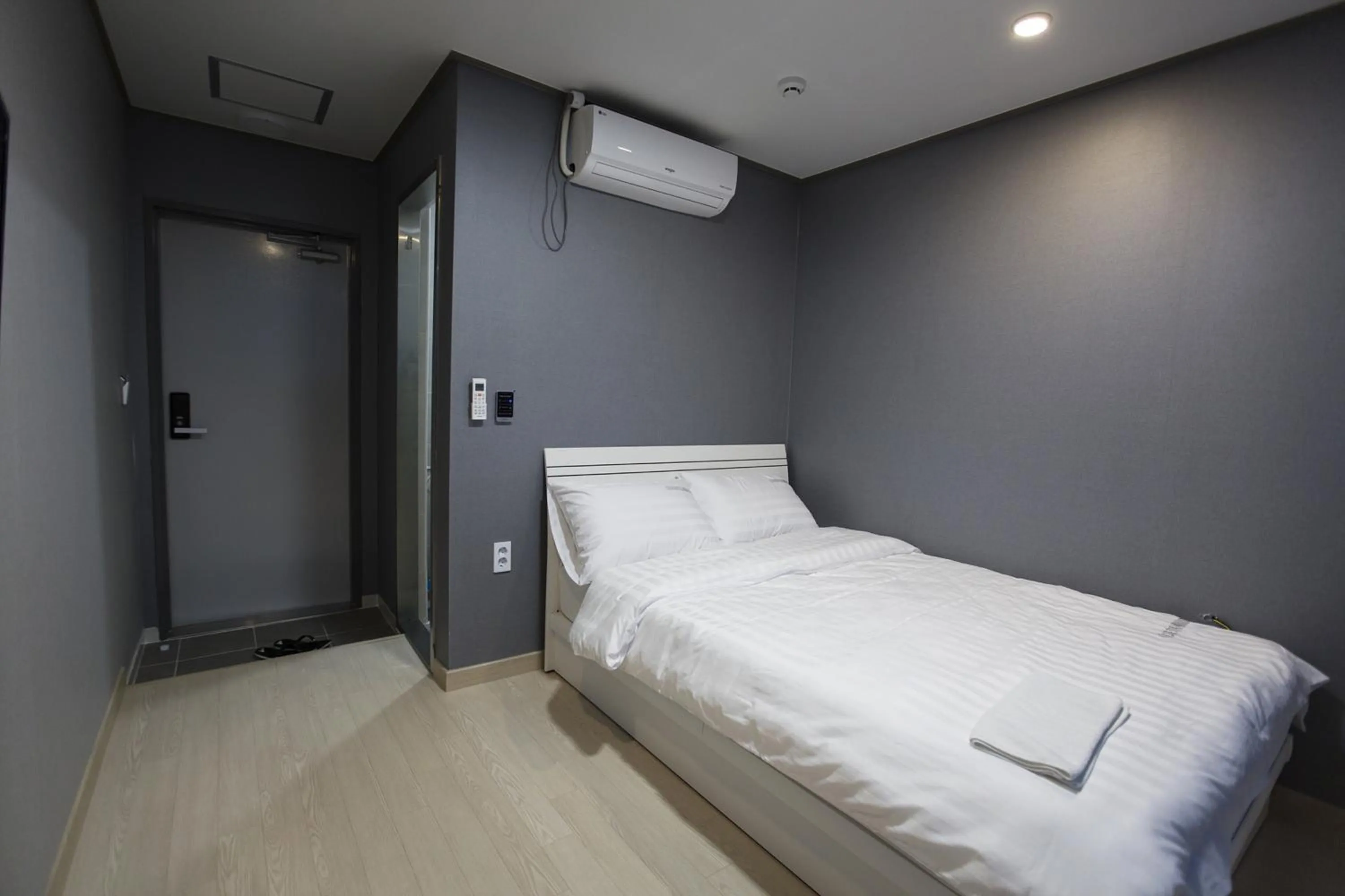 Shower, Bed in O'guest in Haeundae
