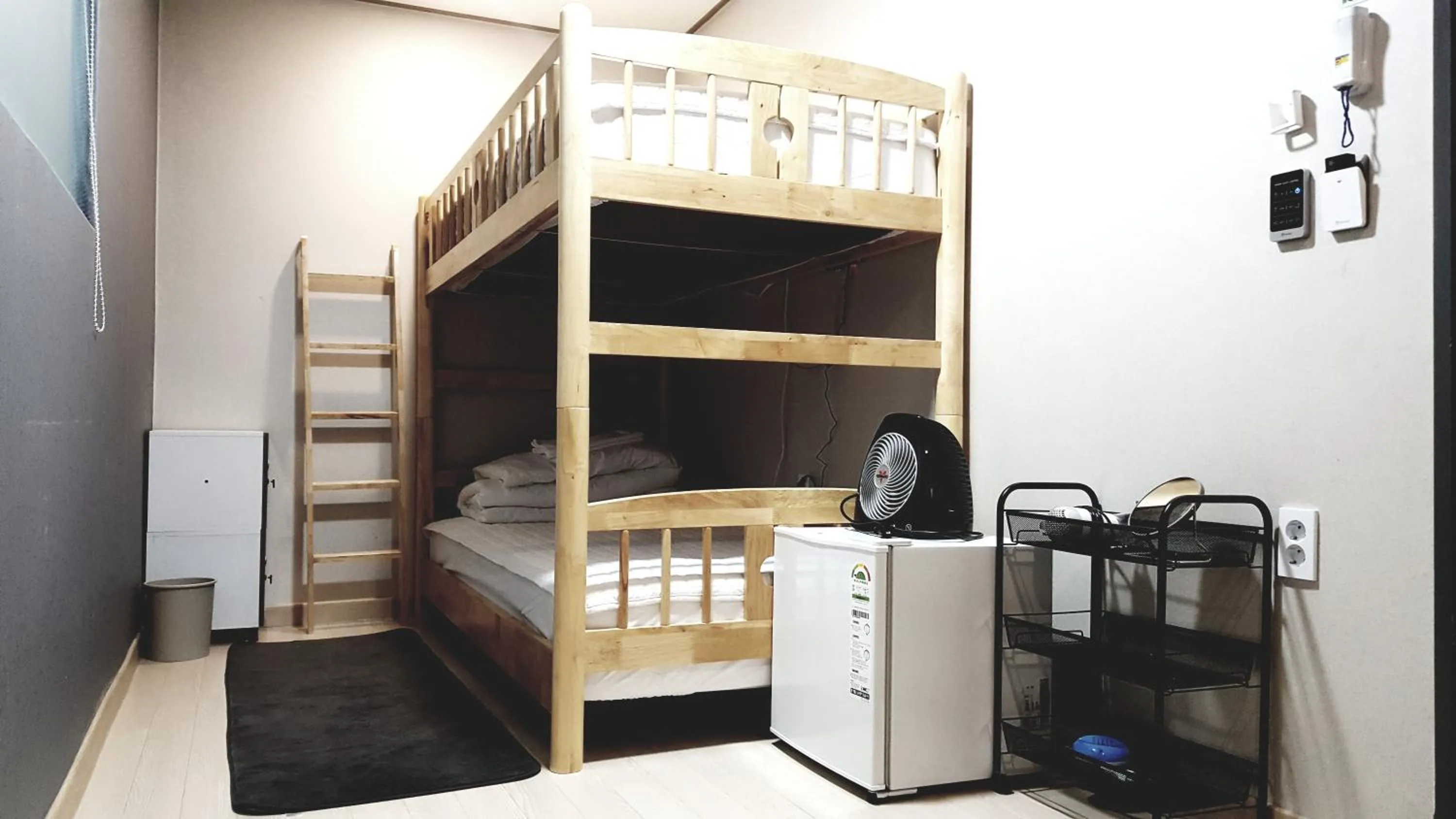 Communal lounge/ TV room, Bed in O'guest in Haeundae