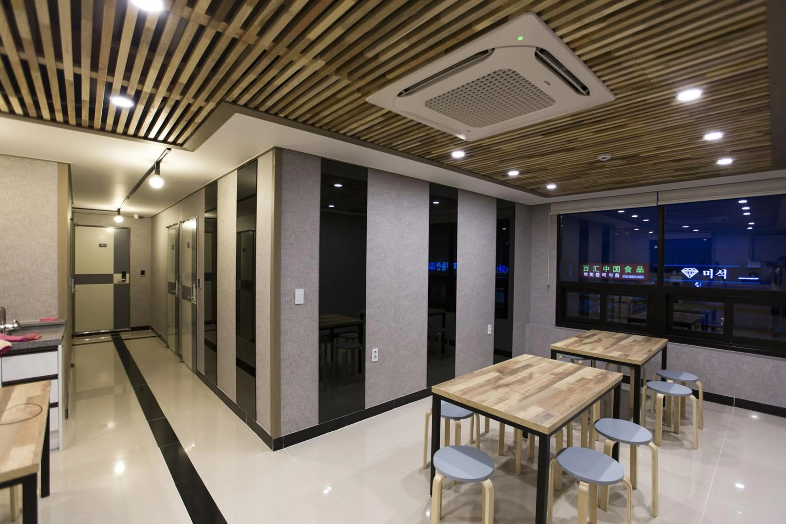 Communal kitchen in O'guest in Haeundae
