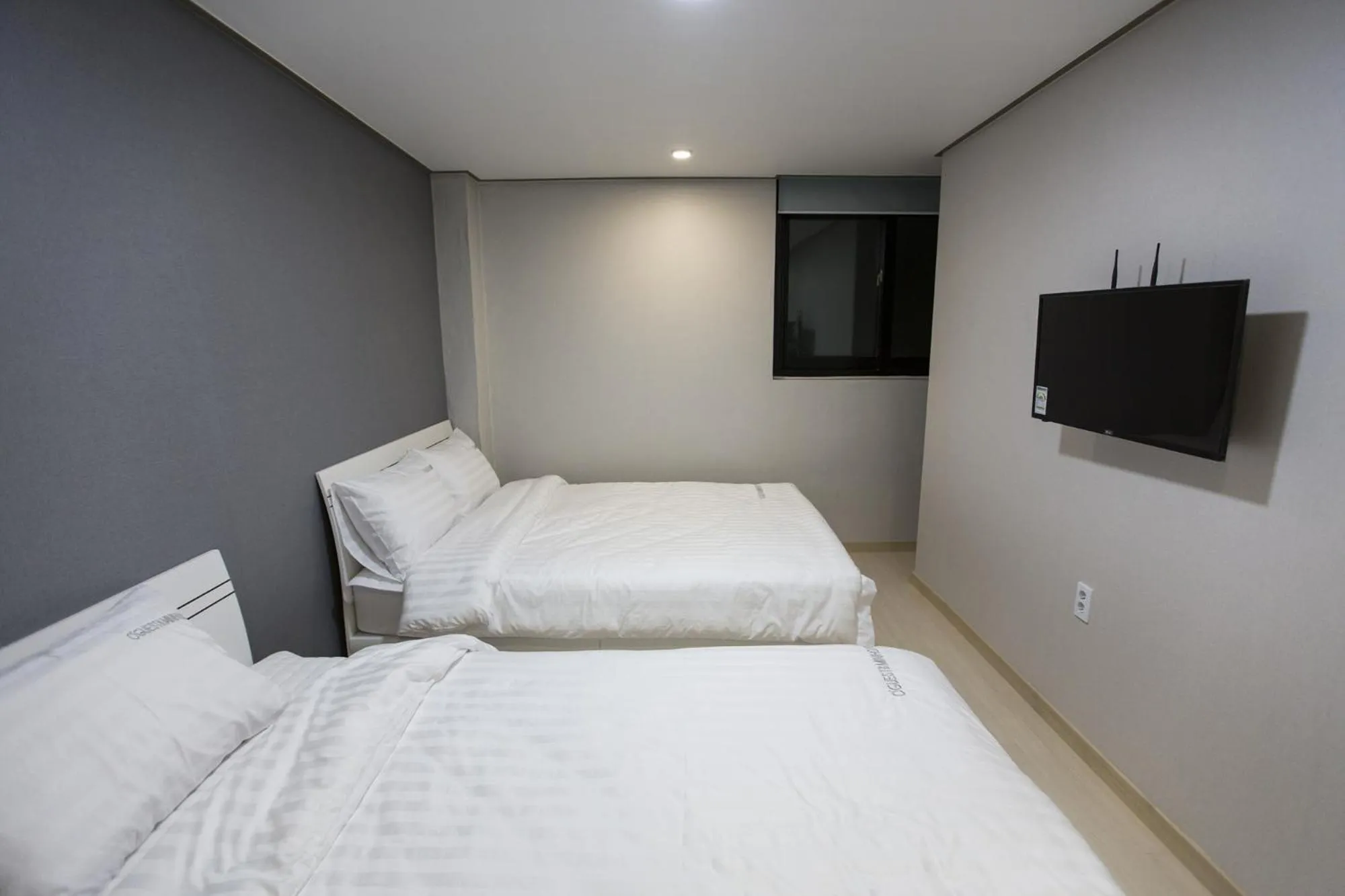 Shower, Bed in O'guest in Haeundae