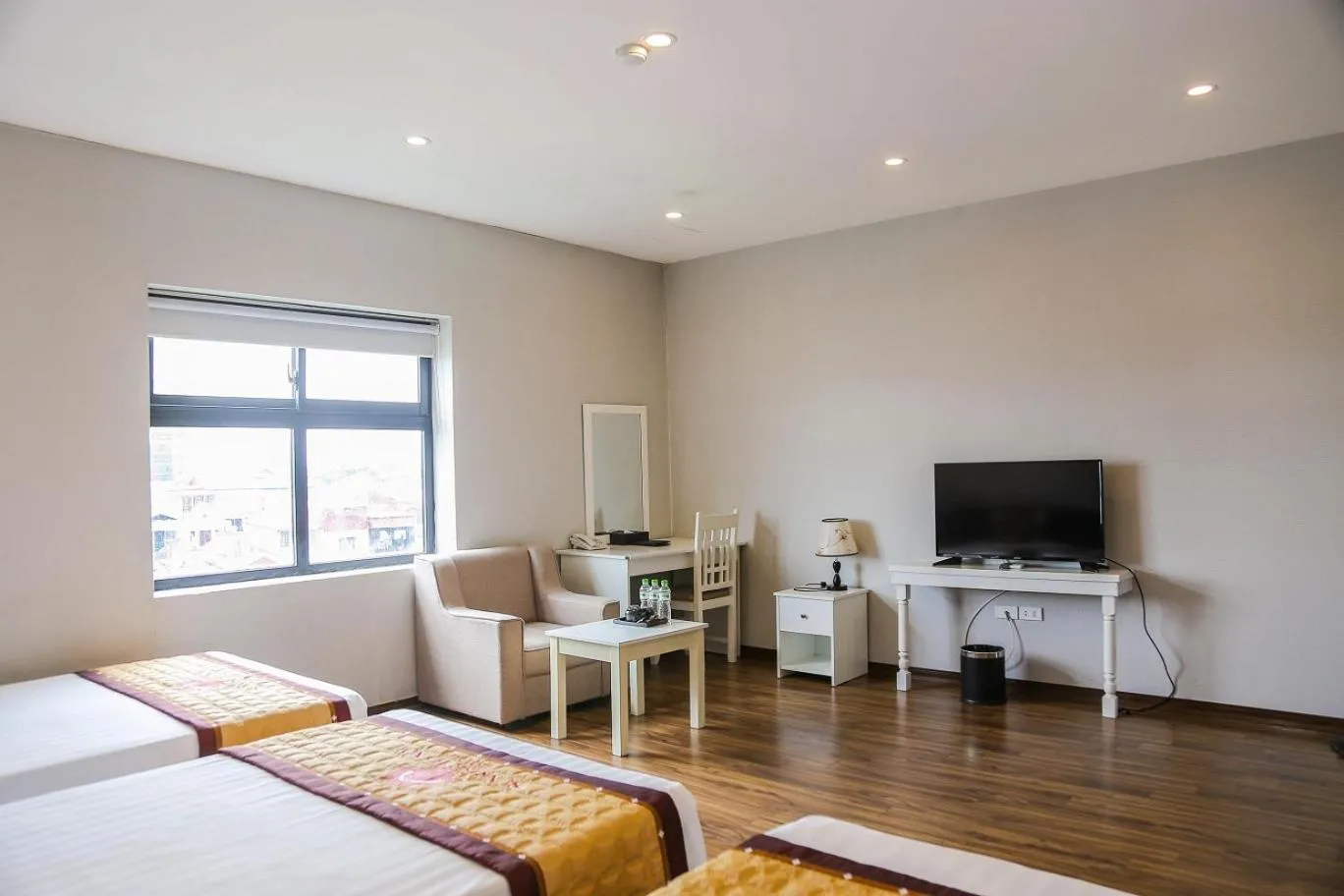 Communal lounge/ TV room, Bed in Sunrise Hanoi Hotel