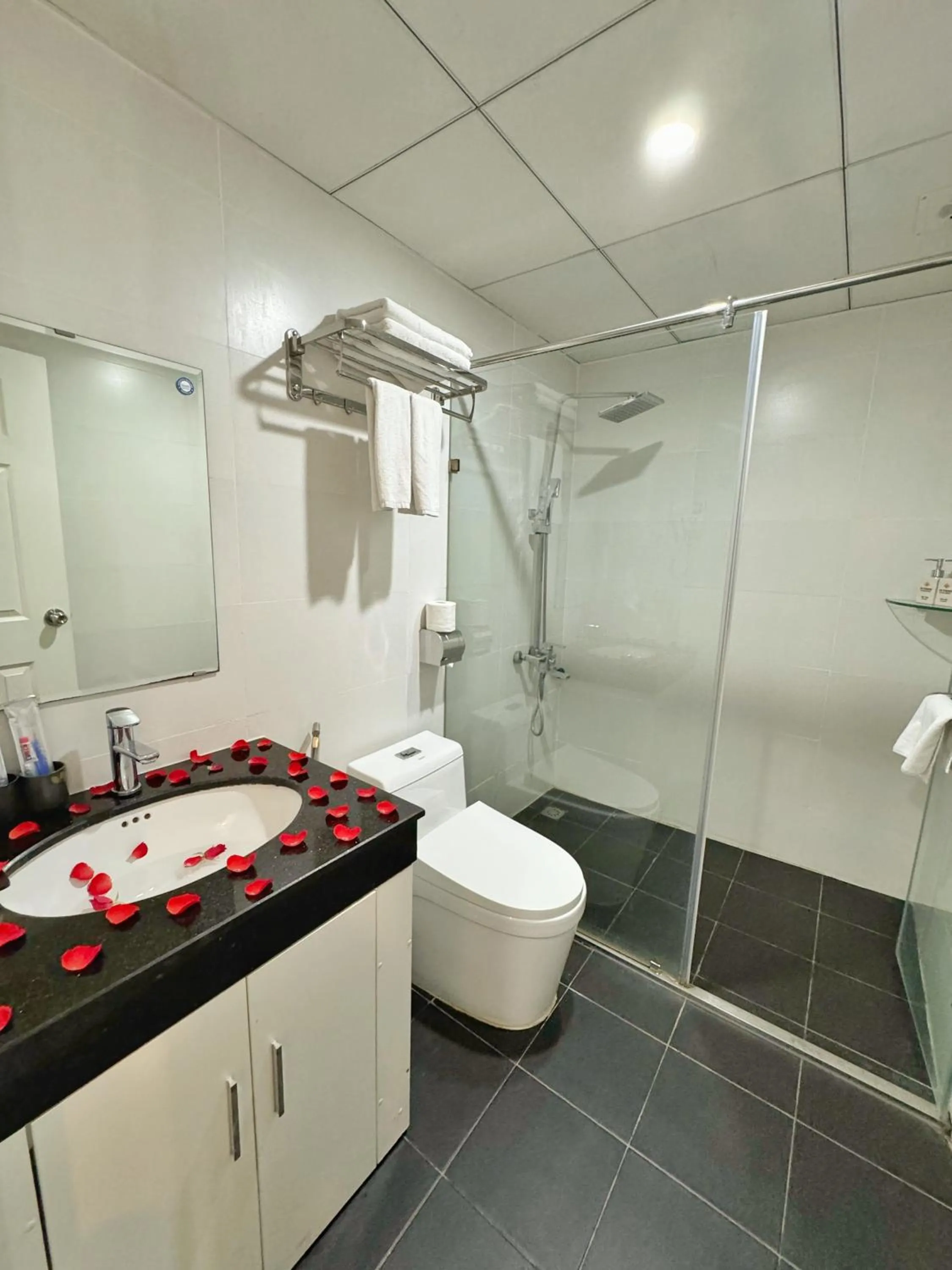 Shower in Sunrise Hanoi Hotel