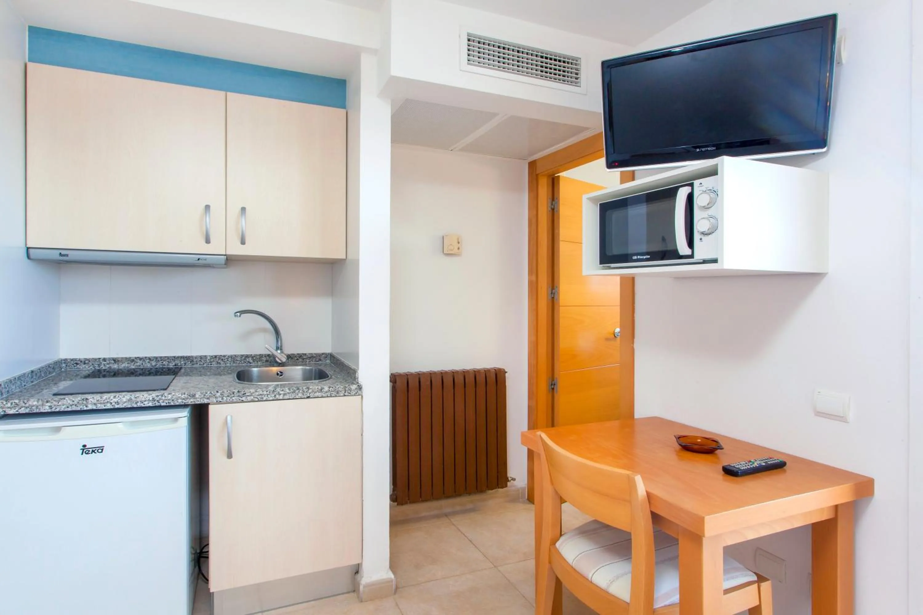 Kitchen or kitchenette in Apartamentos Mar y Playa