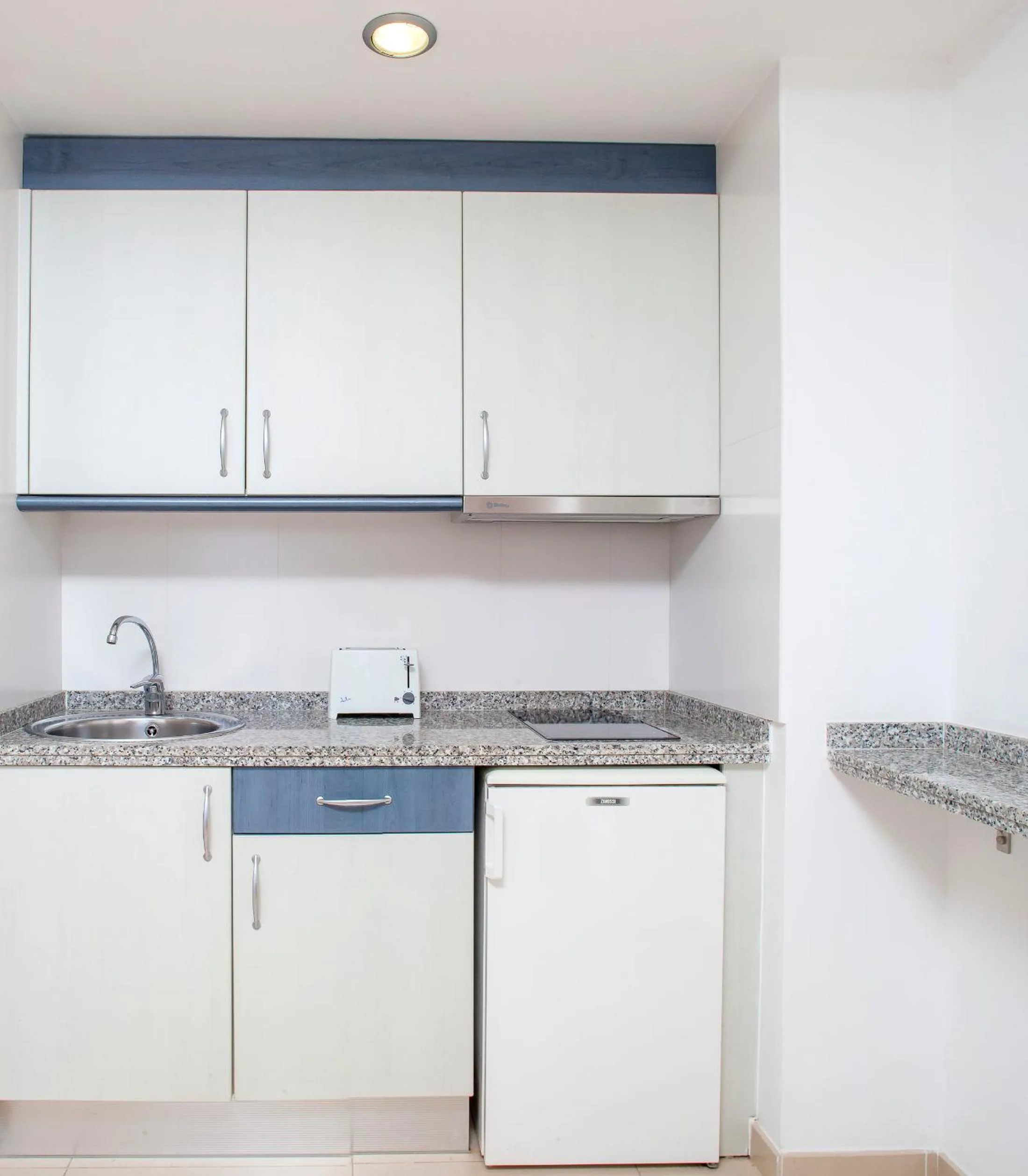 Kitchen or kitchenette in Apartamentos Mar y Playa