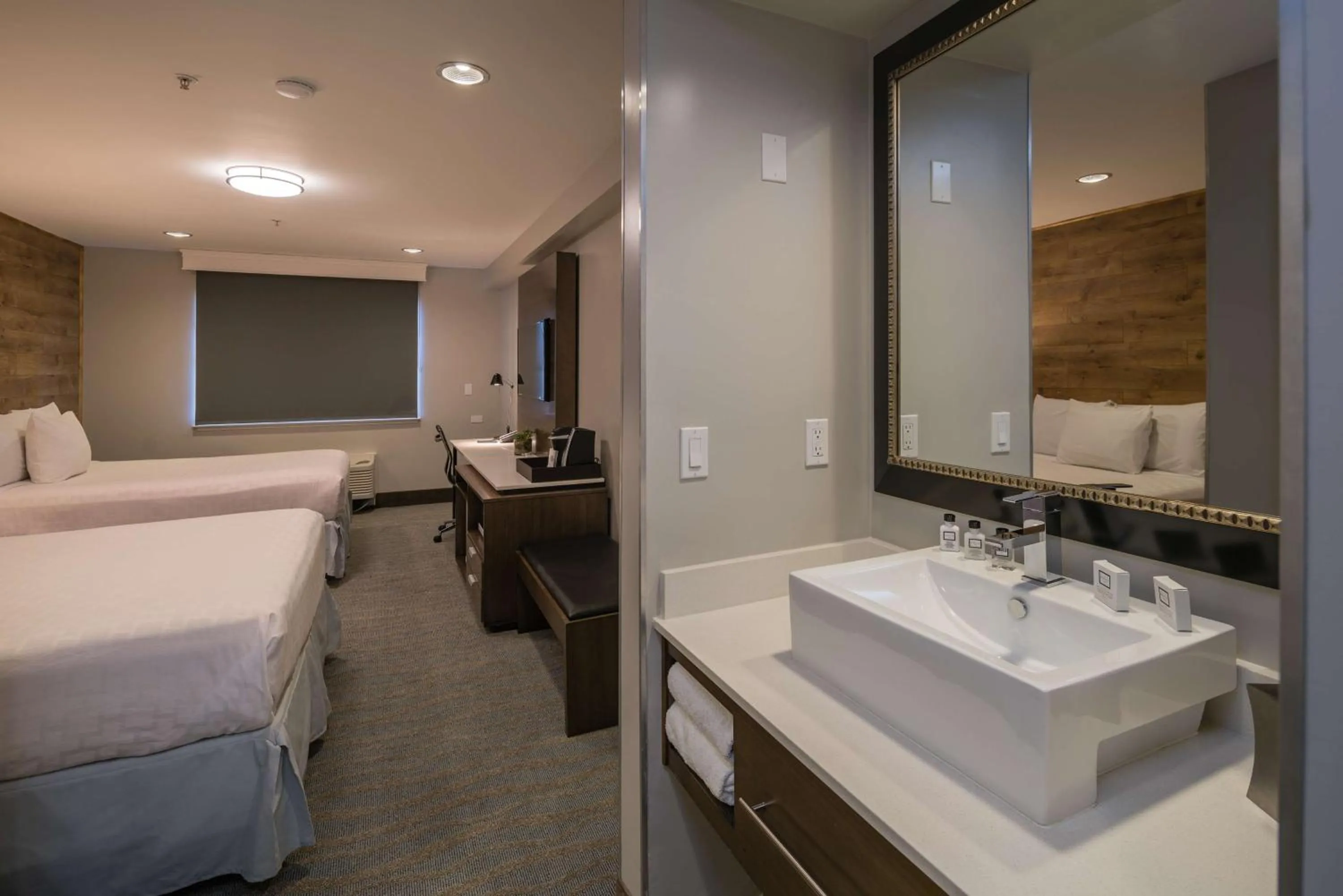 Bedroom, Bed in The Row Hotel; BW Signature Collection