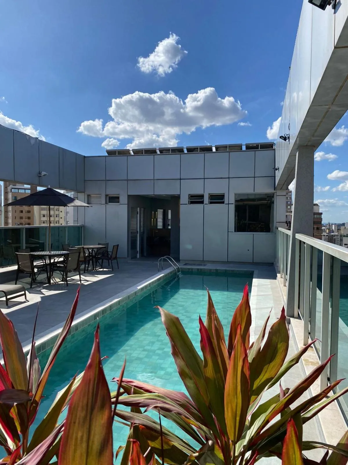 Swimming pool in San Diego Suítes Lourdes - OFICIAL