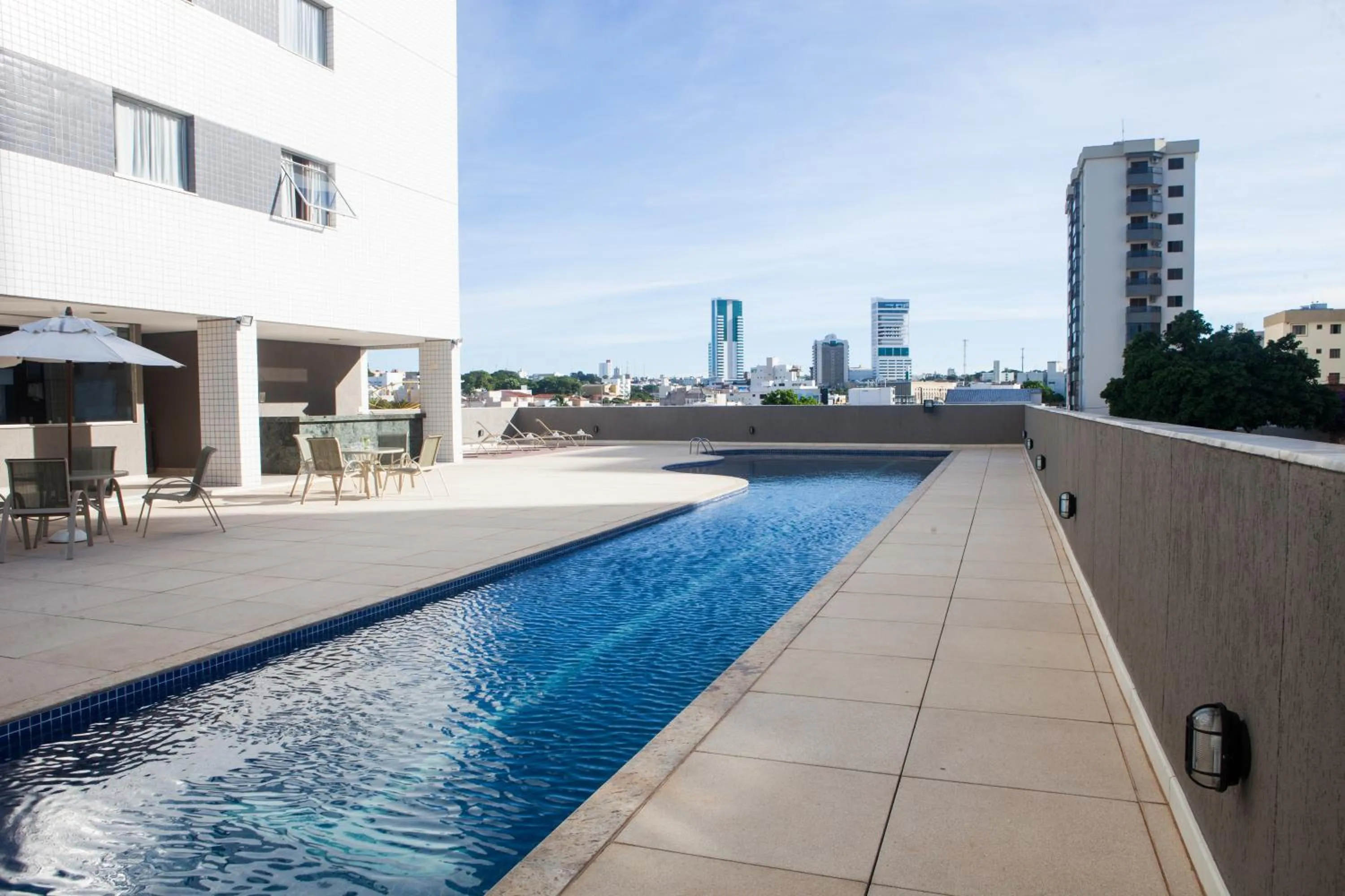 Swimming pool in Nobile Suítes Uberlândia