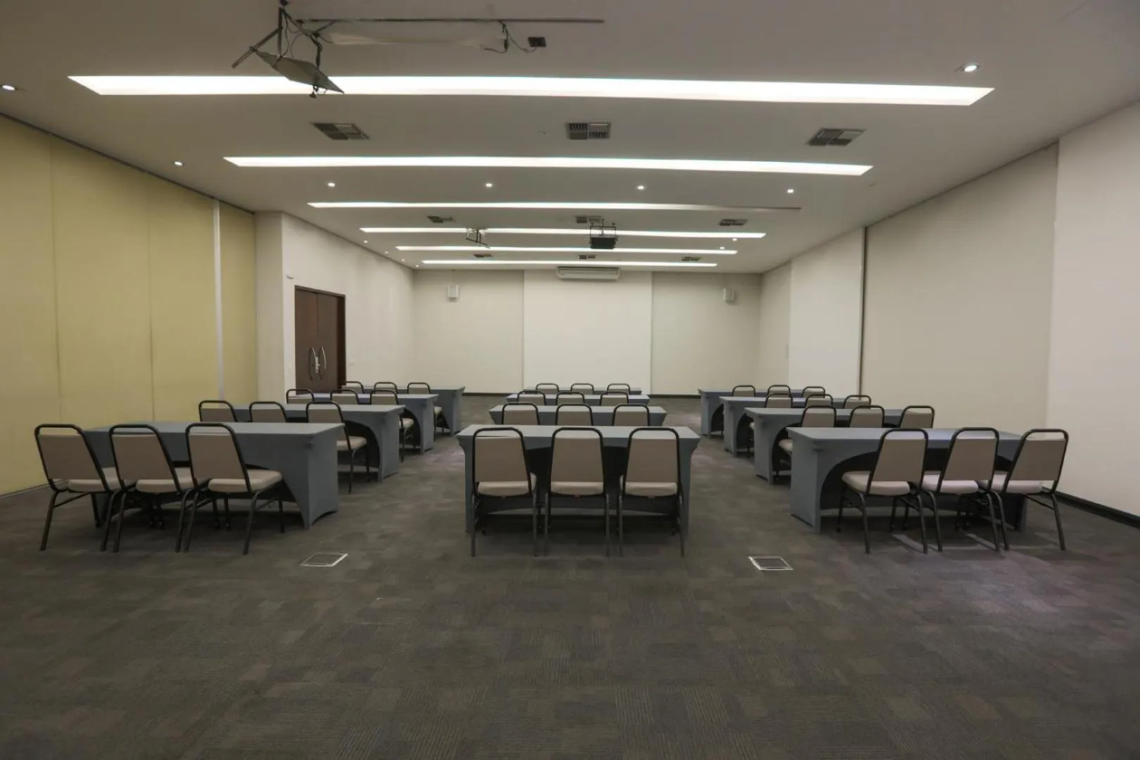 Meeting/conference room in Nobile Suítes Uberlândia