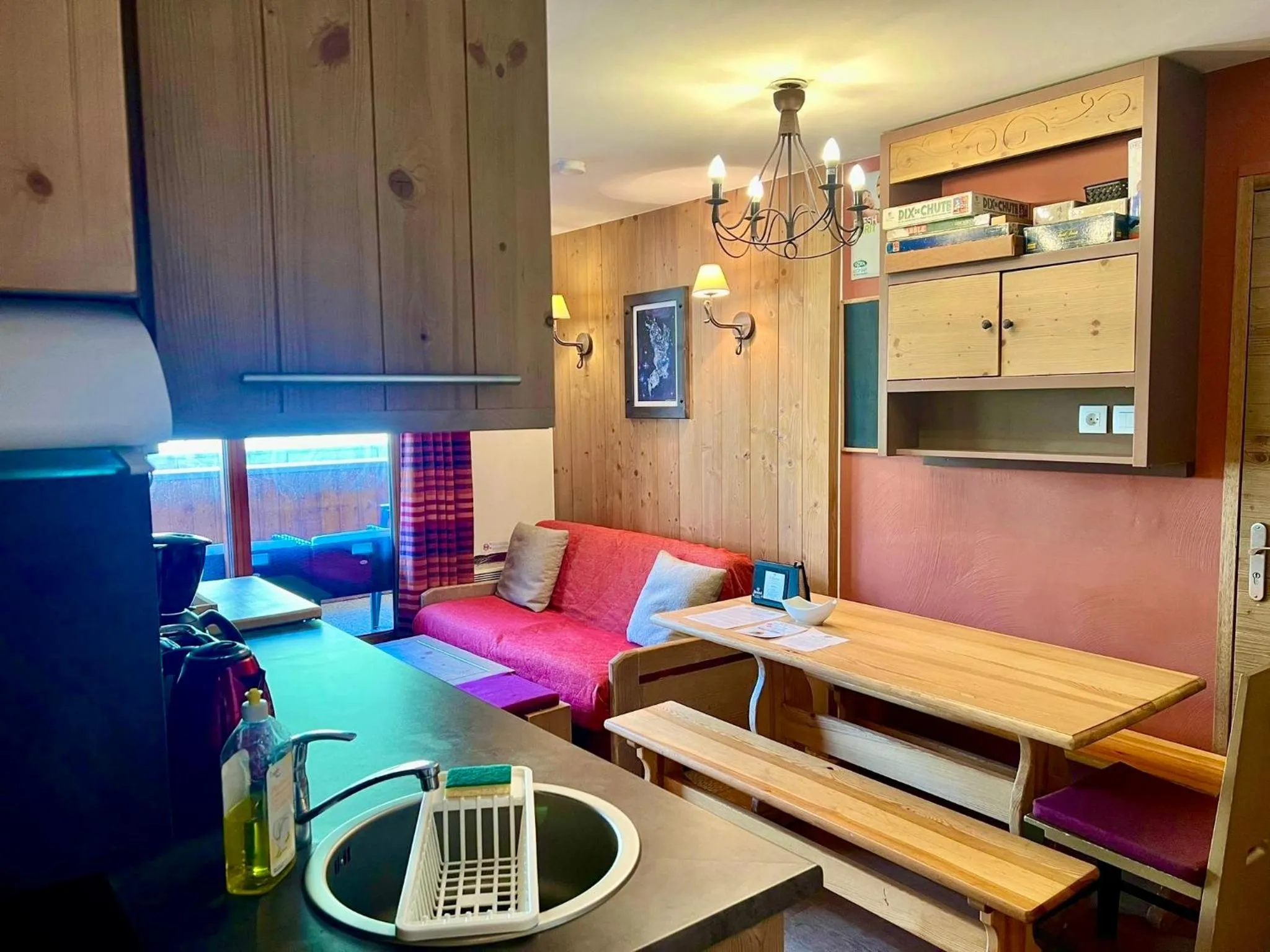 Kitchen or kitchenette in RisoulSki Antarès - Piscine et Sauna