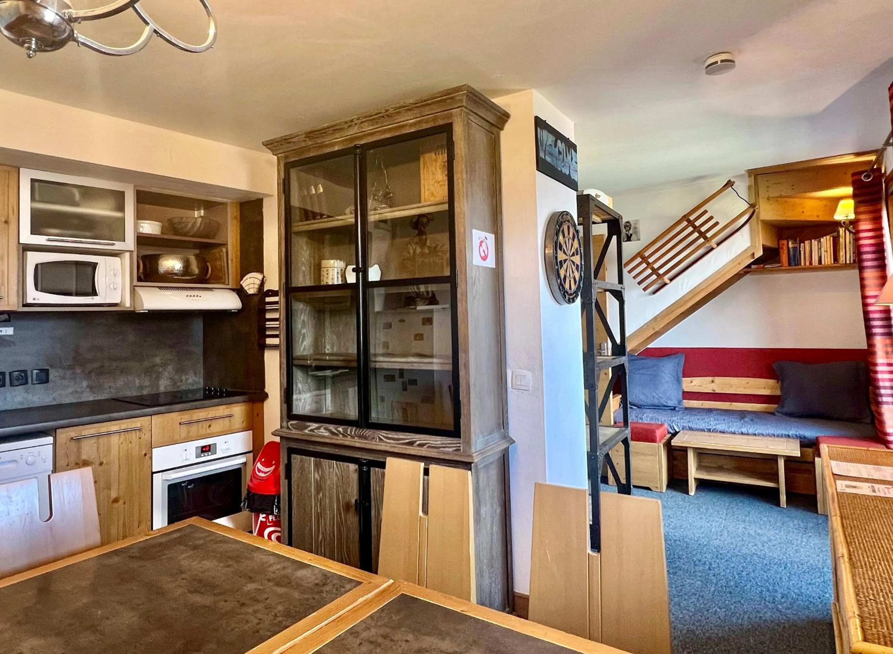 Kitchen or kitchenette in RisoulSki Antarès - Piscine et Sauna