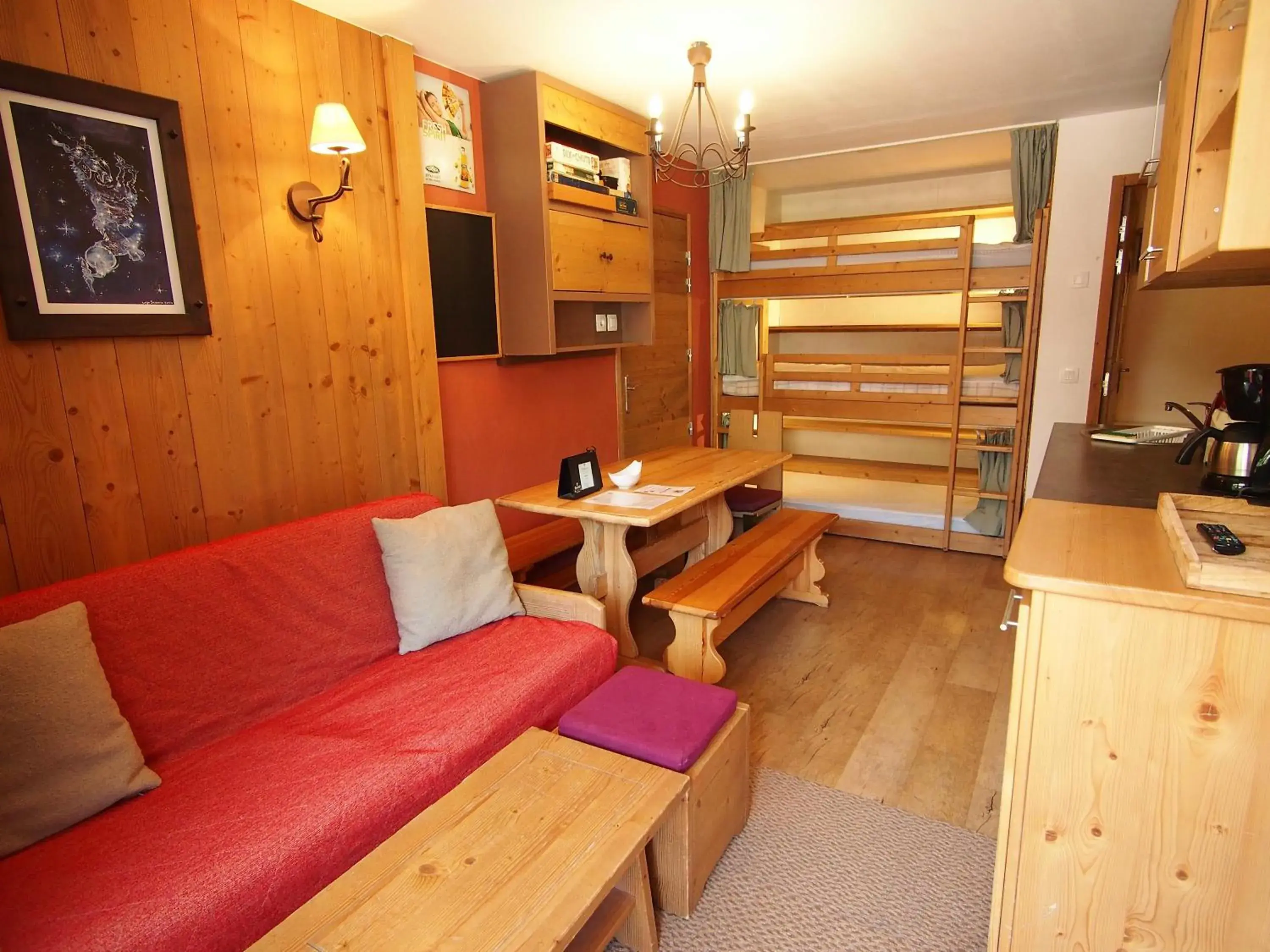 Apartment 410 – 5 to 7 people – 4th floor – 34 m2 – 1 bedroom – Street view in RisoulSki Antarès - Piscine et Sauna Apartment 410 – 5 to 7 people – 4th floor – 34 m2 – 1 bedroom – Street view in RisoulSki Antarès - Piscine et Sauna