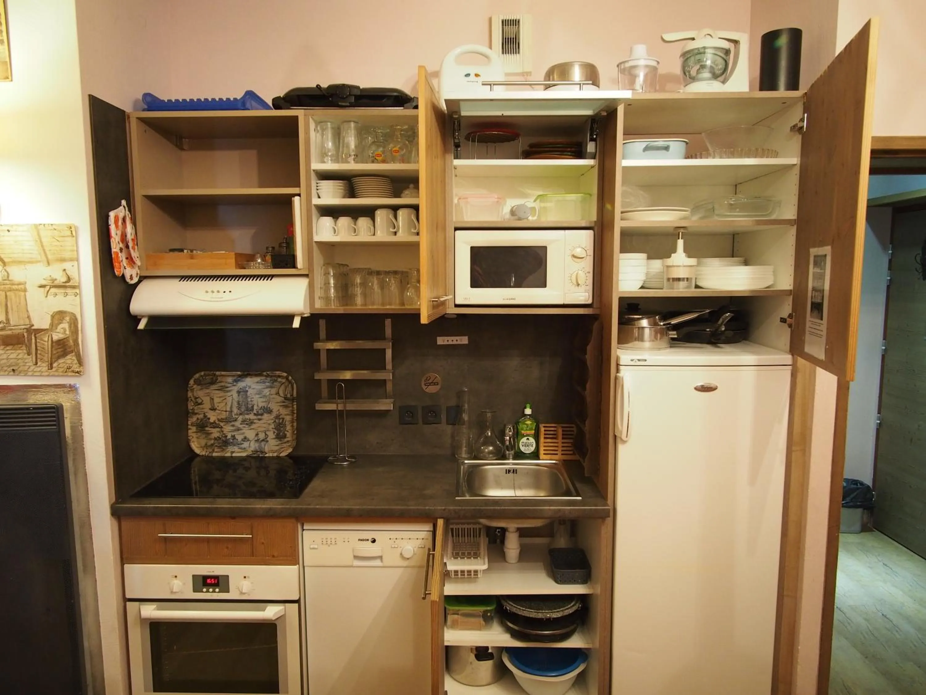 Kitchen or kitchenette in RisoulSki Antarès - Piscine et Sauna