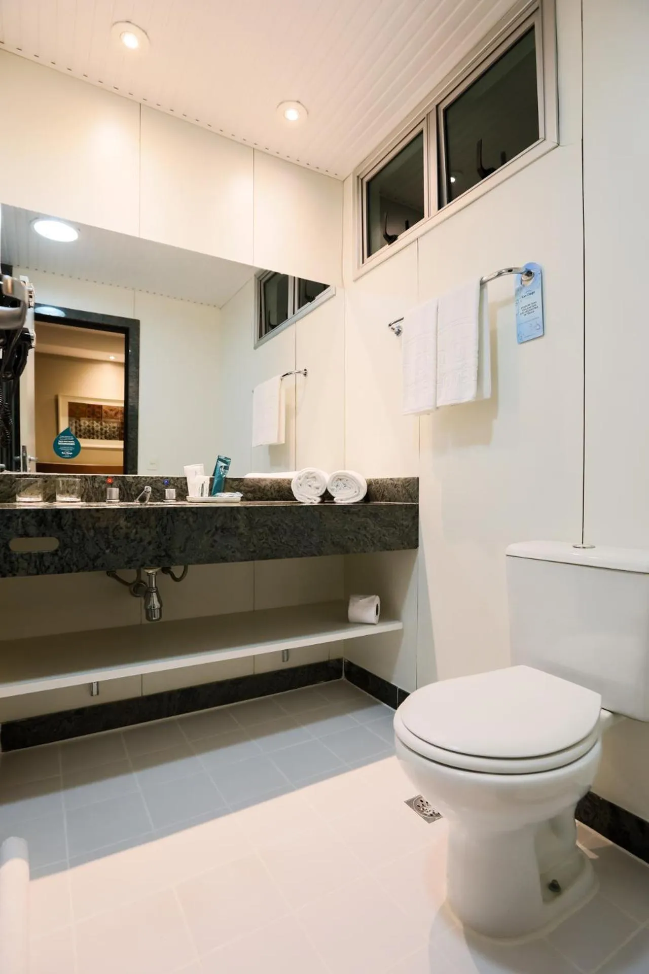 Bathroom in San Diego Suites Ipatinga