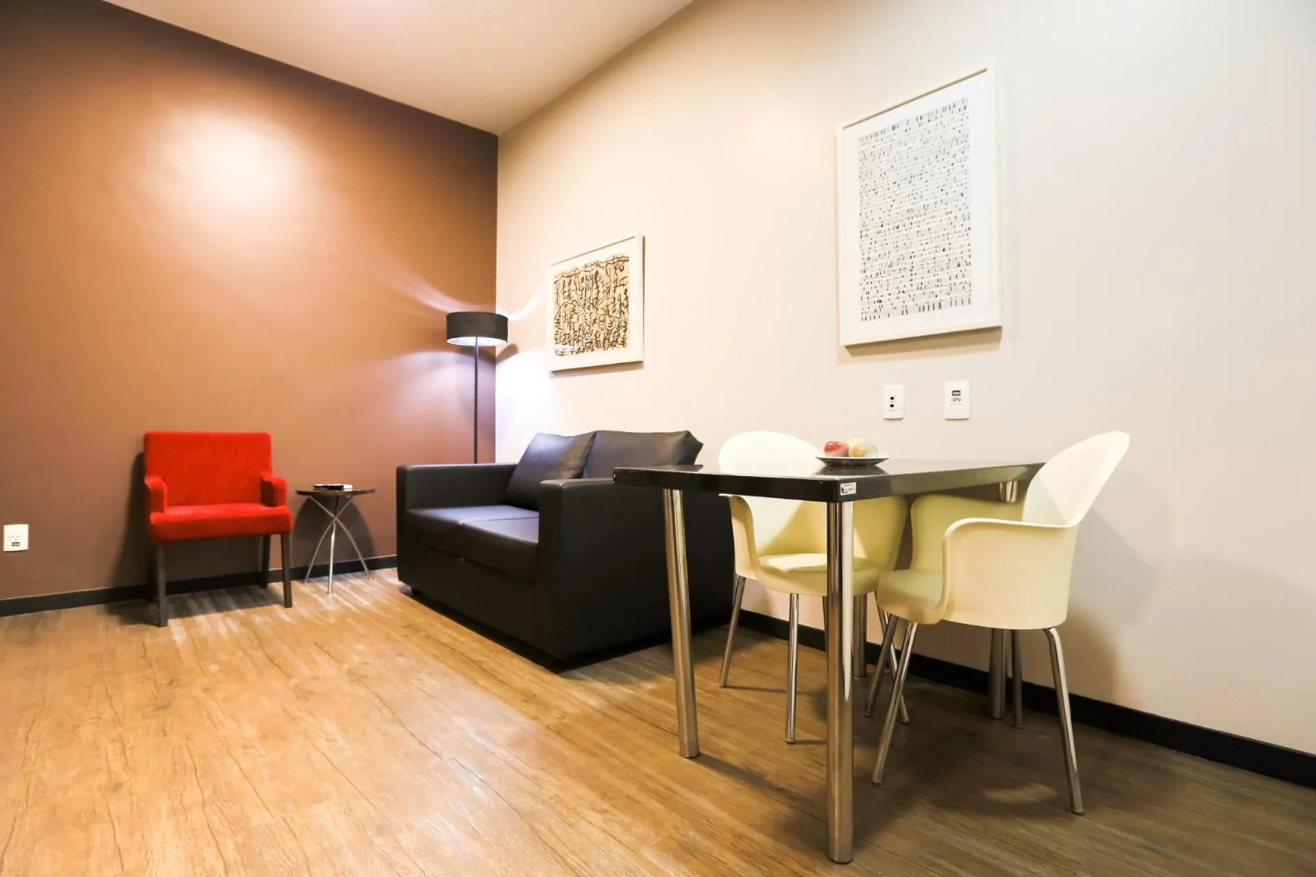 Seating area in San Diego Suites Ipatinga