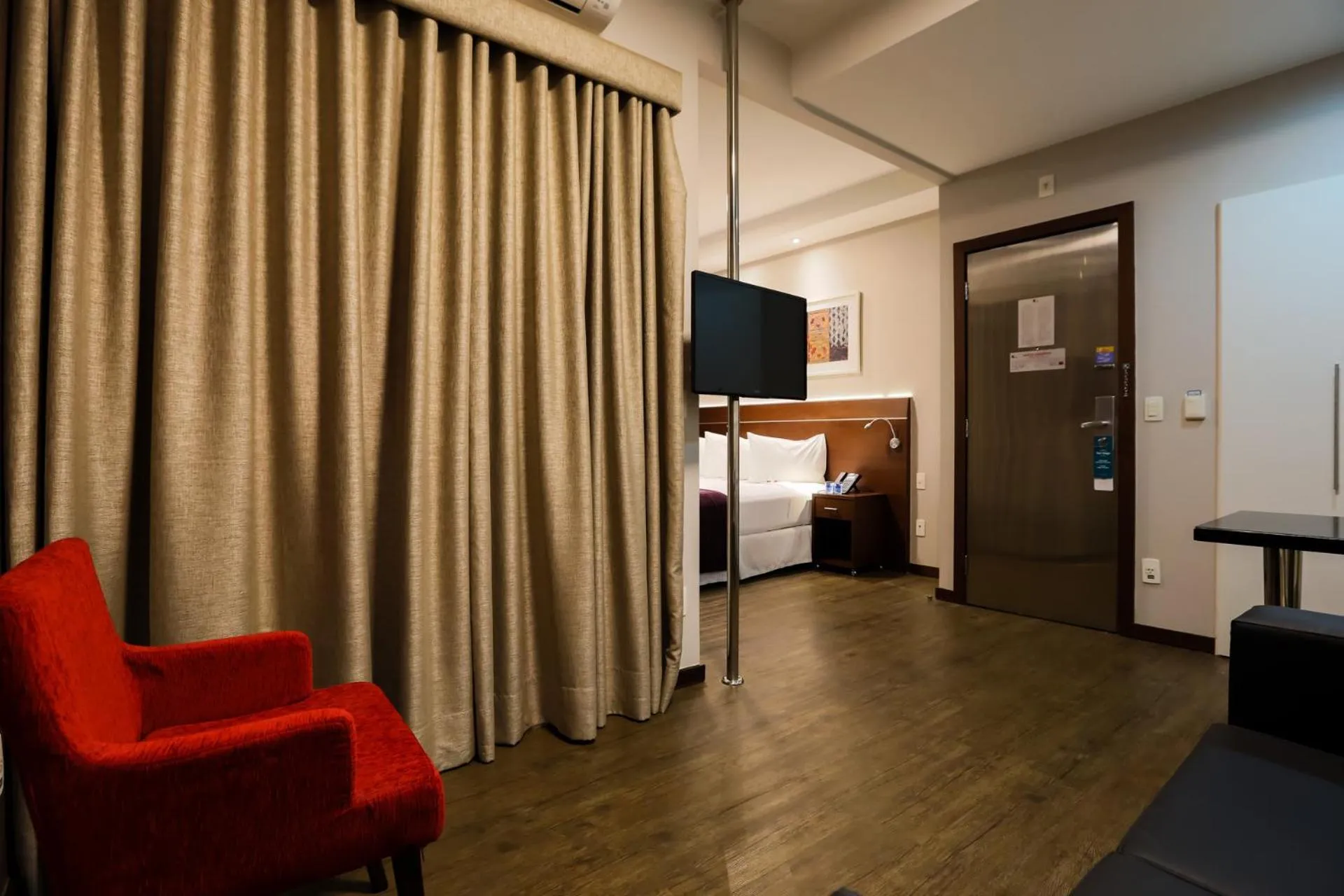 Living room, Bed in San Diego Suites Ipatinga