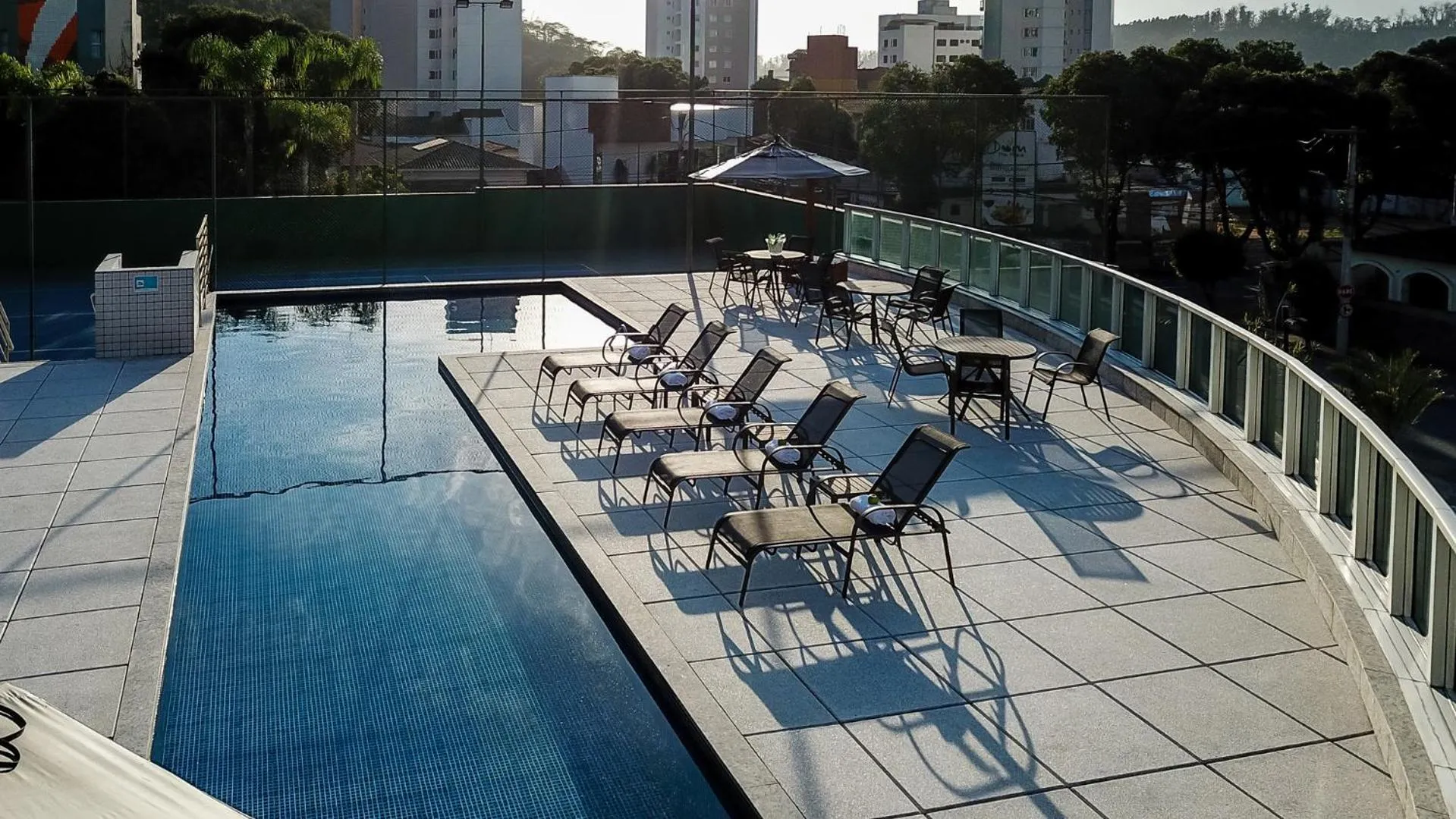 Swimming pool in San Diego Suites Ipatinga
