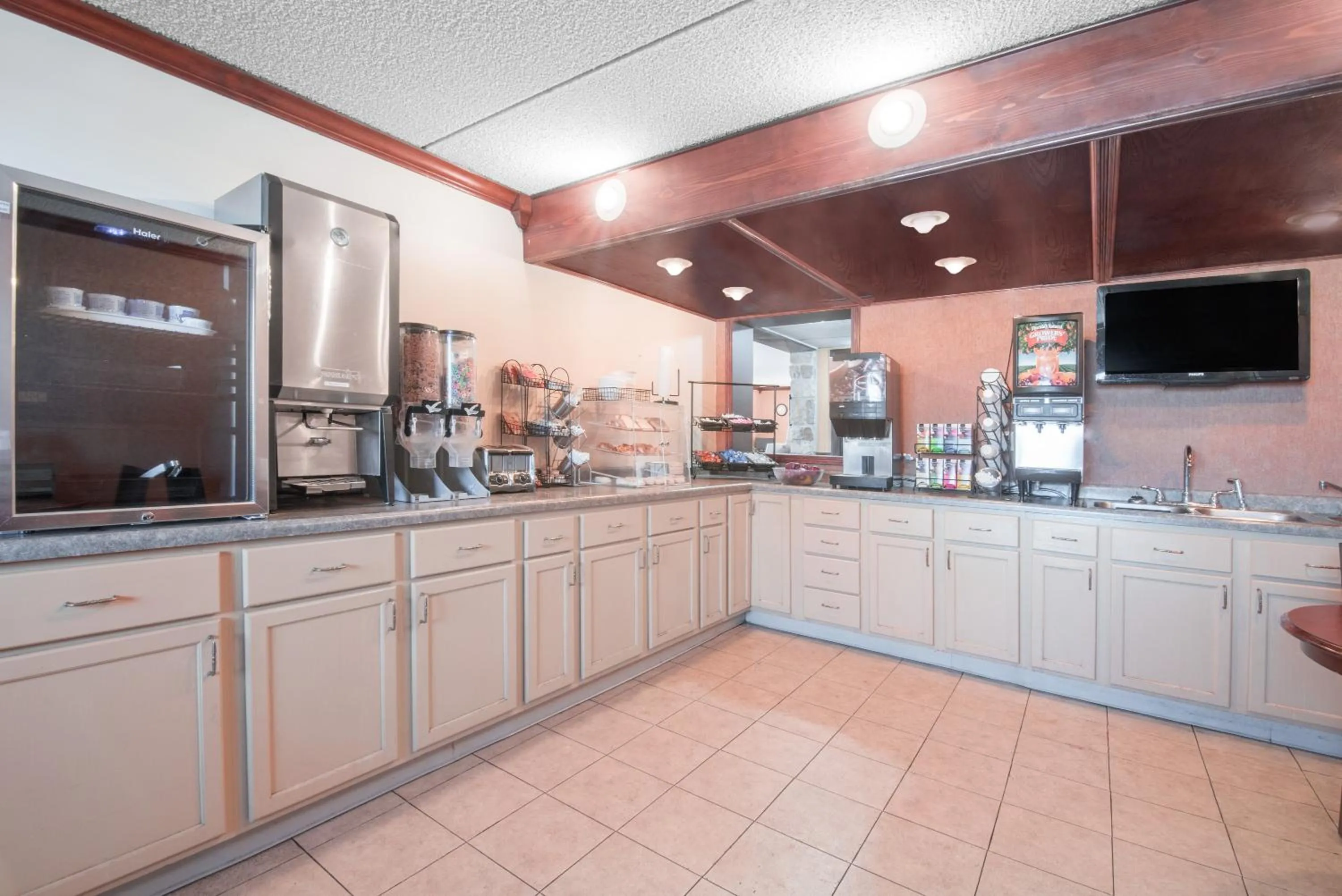 Breakfast in Knights Inn and Suites - Grand Forks