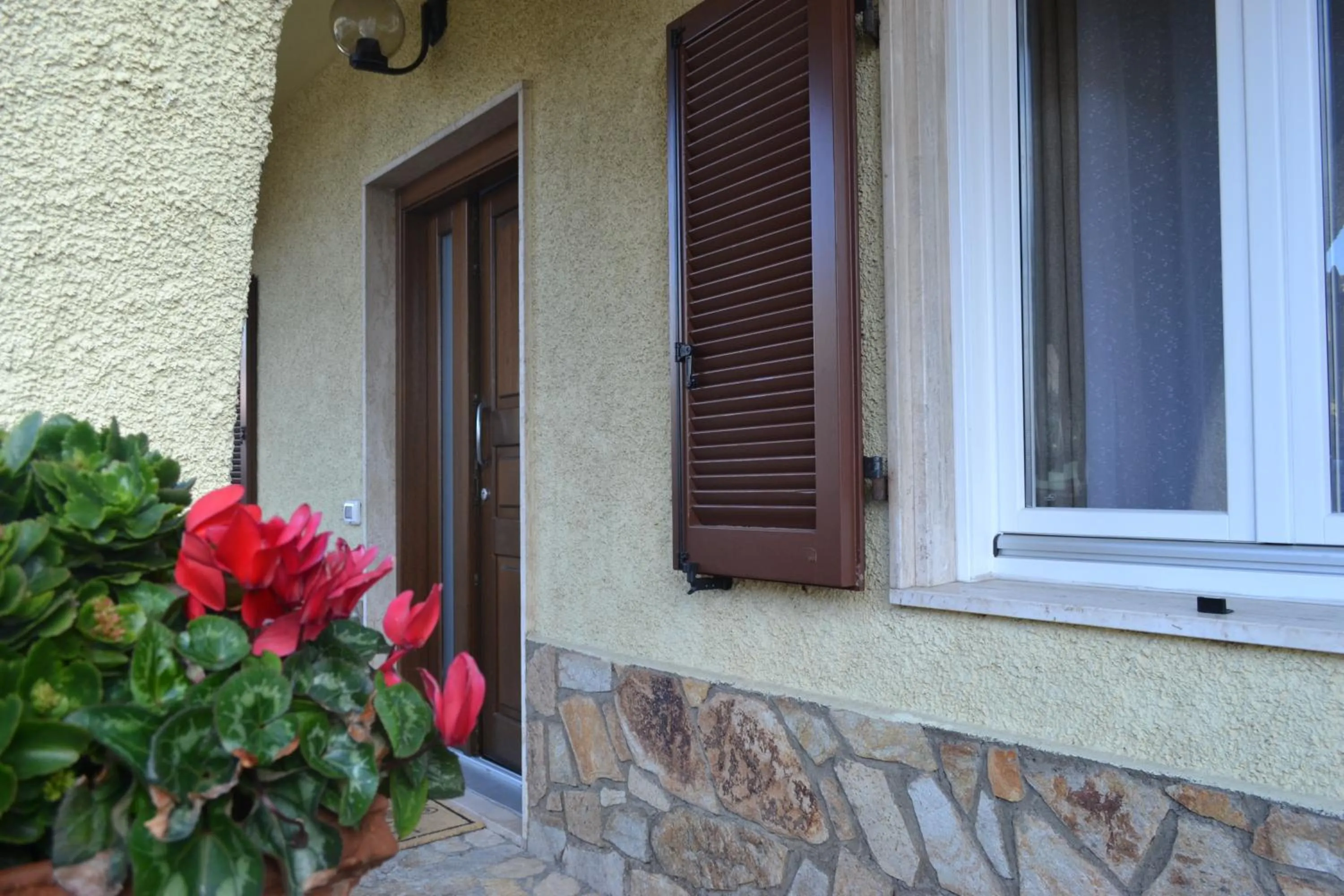 Facade/entrance in Etesia