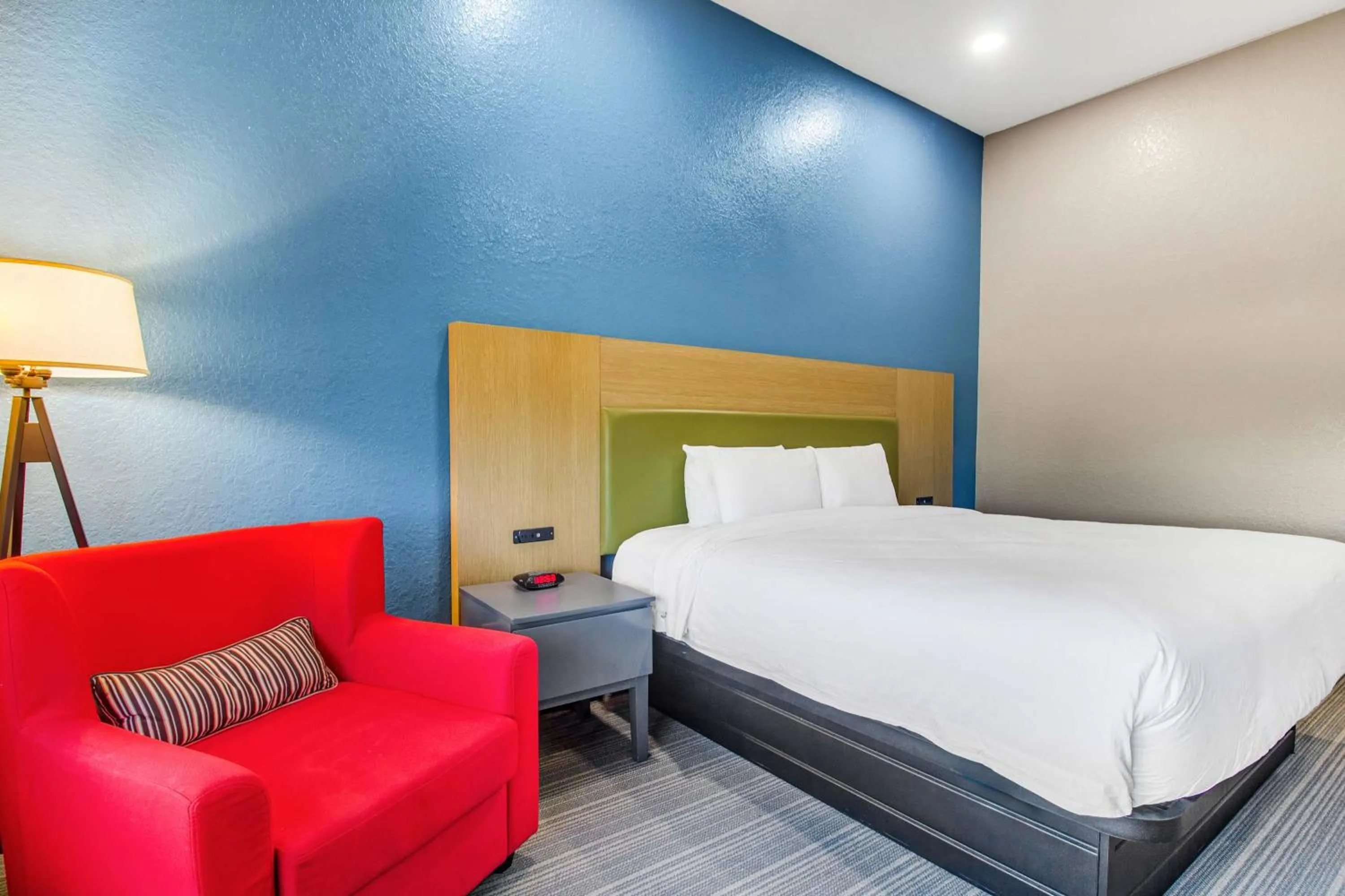 Bedroom, Bed in Sonesta Essential IAH Airport JFK Boulevard - Newly Renovated