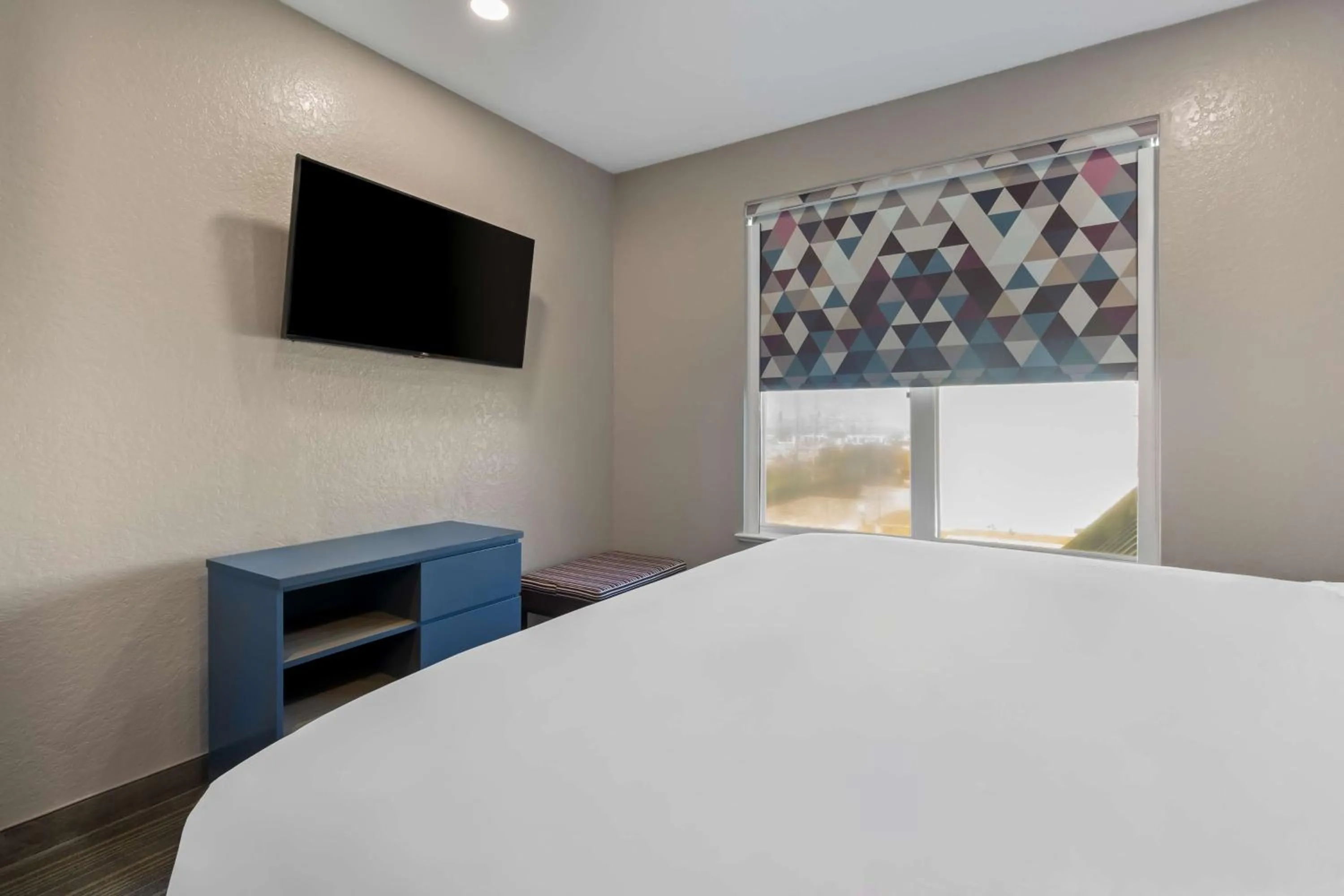 Bedroom, Bed in Sonesta Essential IAH Airport JFK Boulevard - Newly Renovated