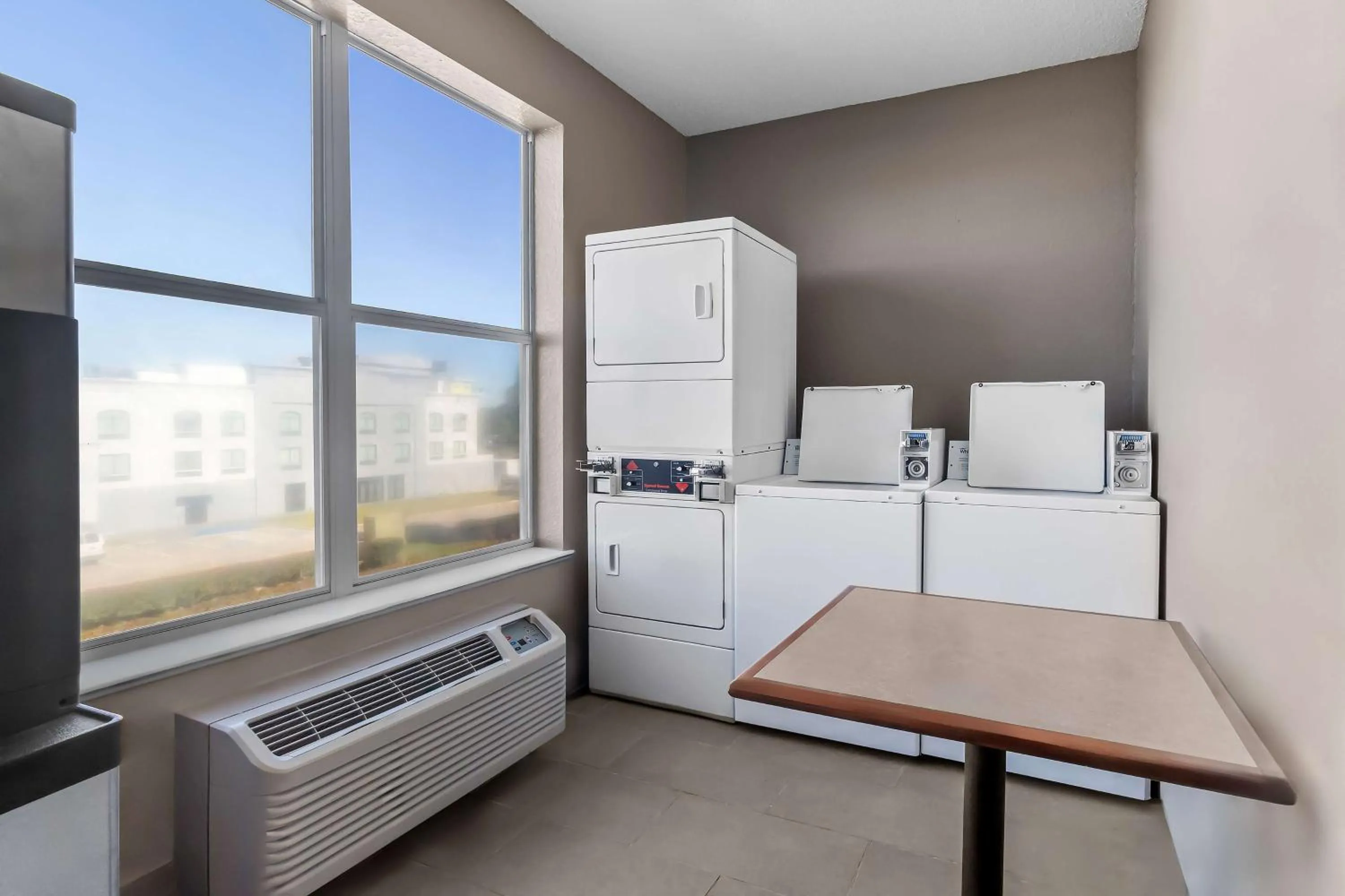 Property building in Sonesta Essential IAH Airport JFK Boulevard - Newly Renovated