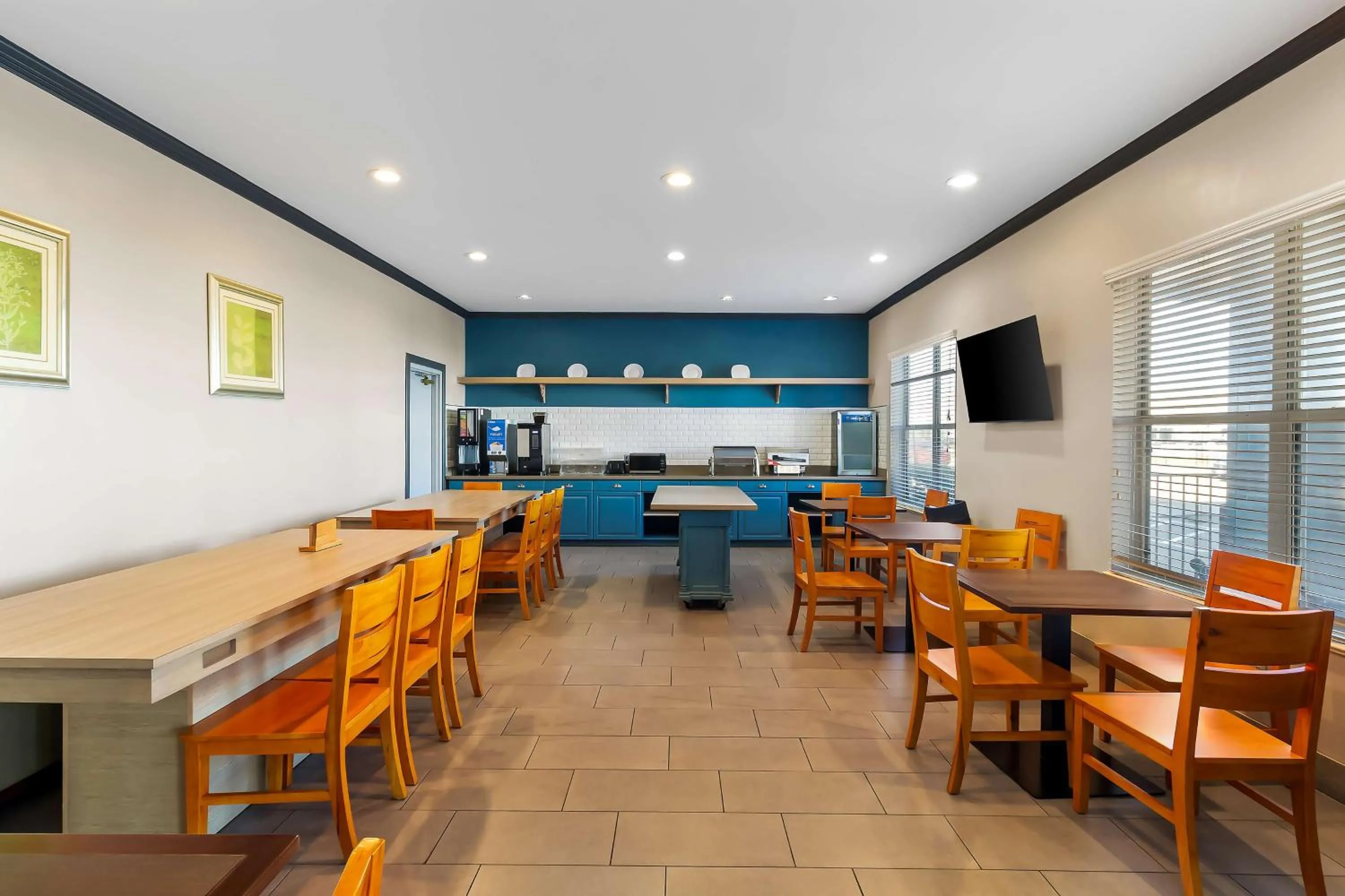 Restaurant/places to eat in Sonesta Essential IAH Airport JFK Boulevard - Newly Renovated