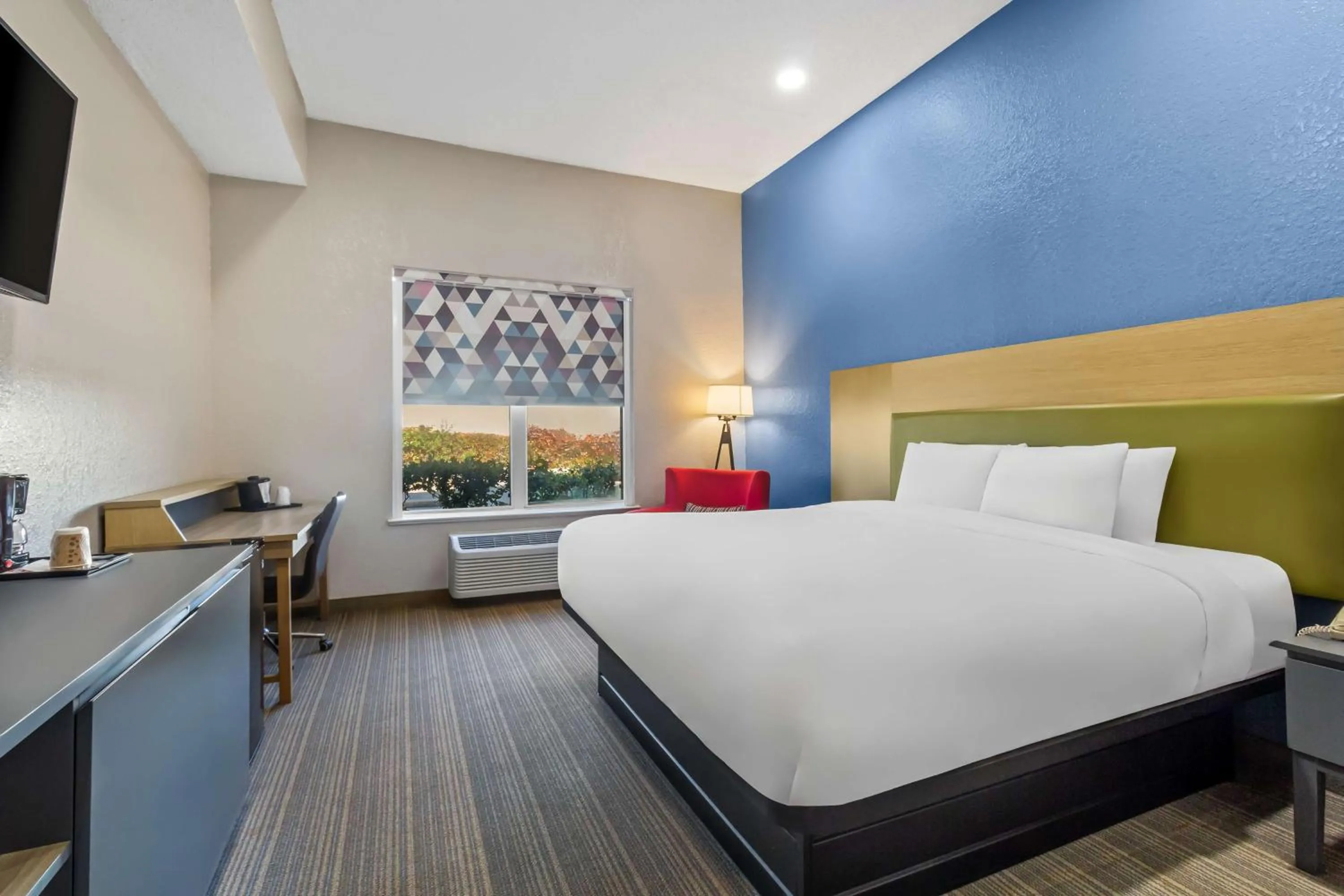 Bedroom, Bed in Sonesta Essential IAH Airport JFK Boulevard - Newly Renovated