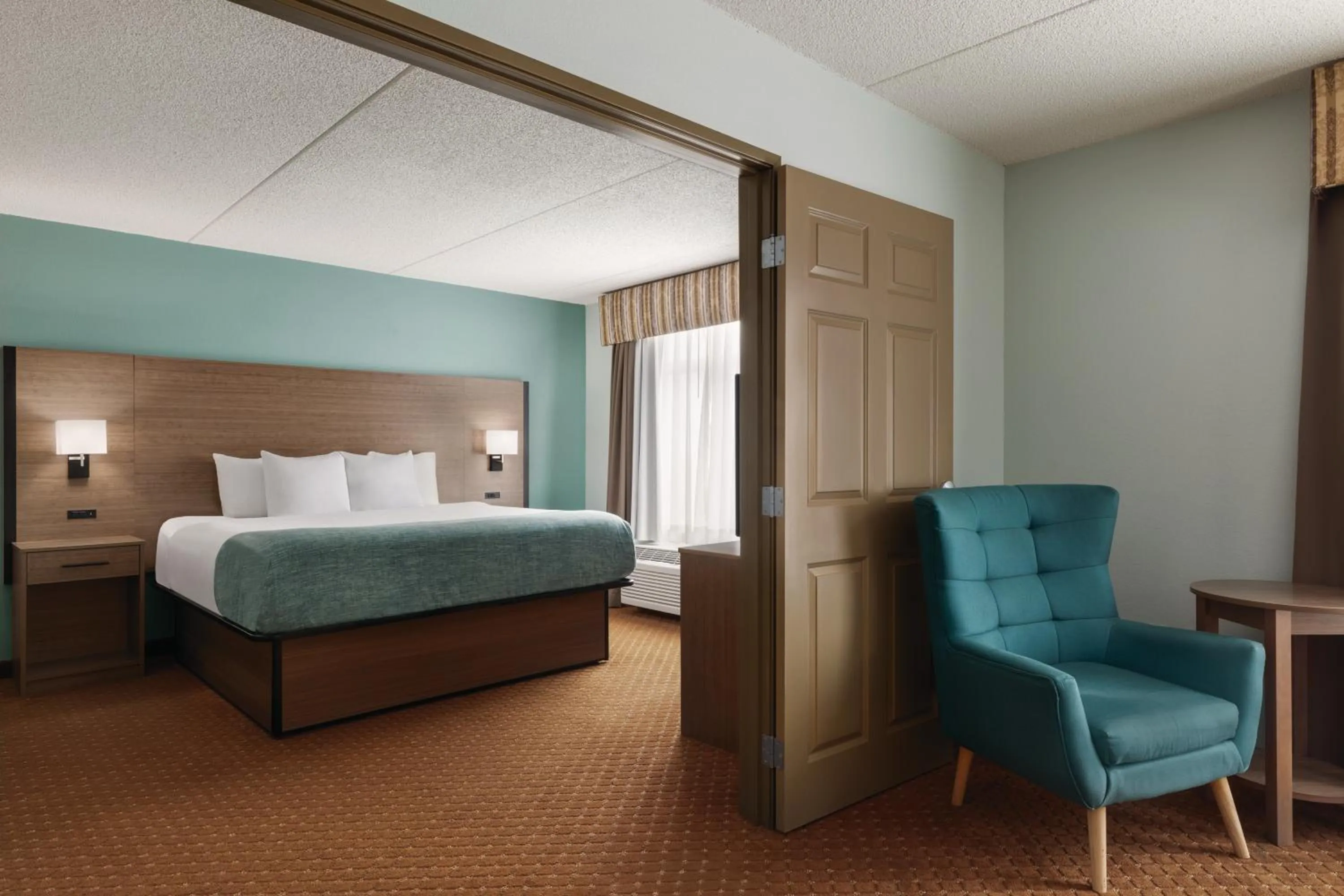 Guests, Bed in Wingate by Wyndham Louisville East