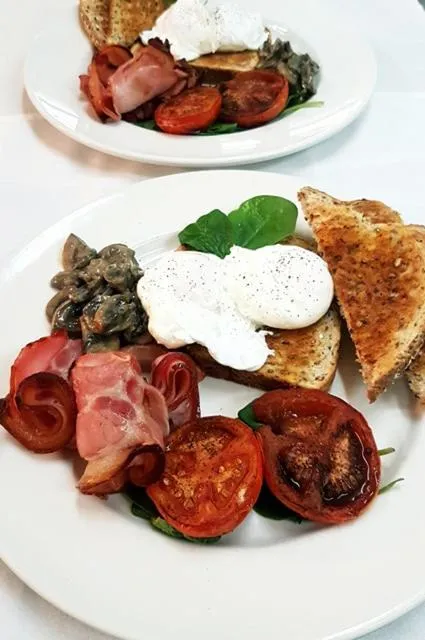 Breakfast in Petersons Armidale Winery and Guesthouse