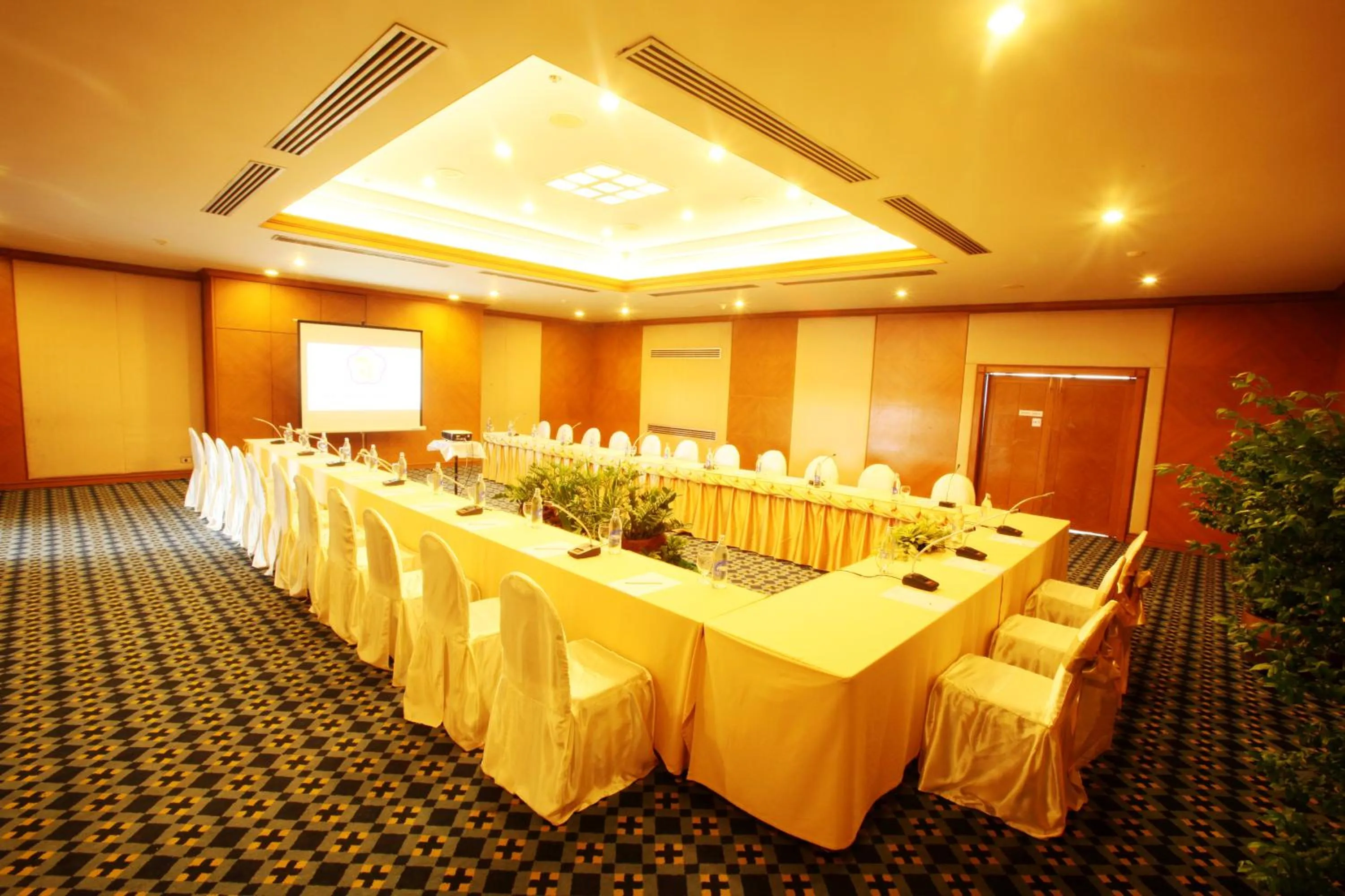 Meeting/conference room in Thumrin Thana Hotel