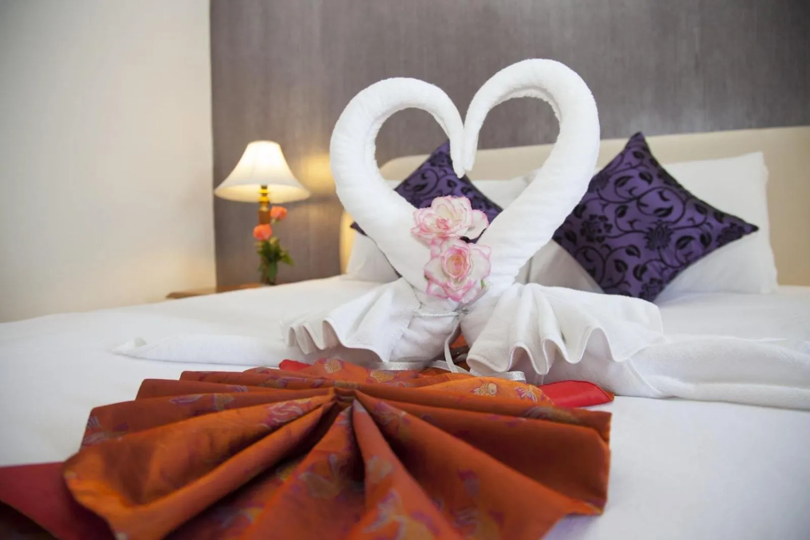 Bed in Thumrin Thana Hotel