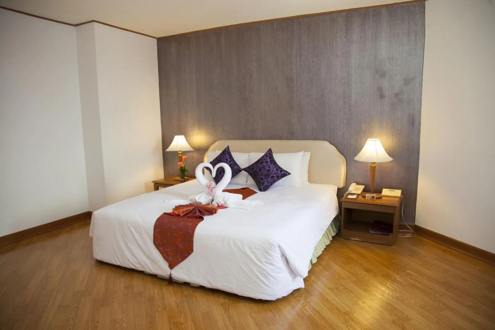 Bed in Thumrin Thana Hotel