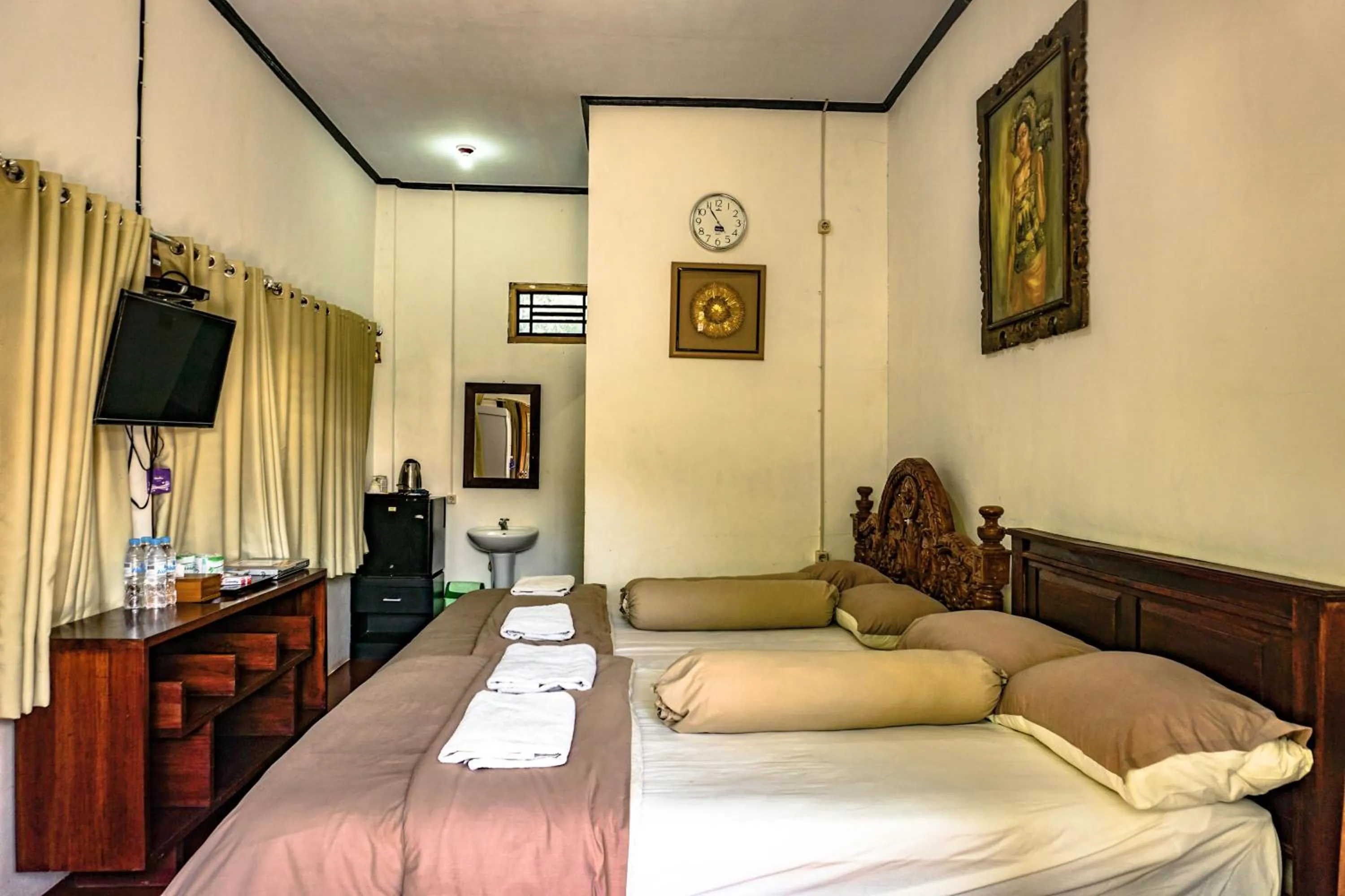 Photo of the whole room, Bed in Wisma Pulau Merah