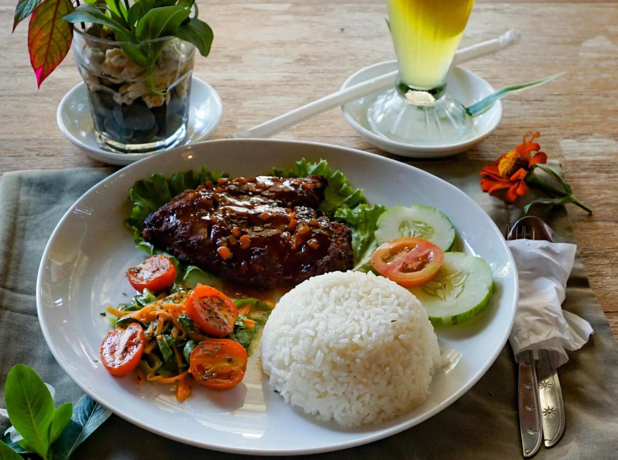 Food and drinks in Wisma Pulau Merah