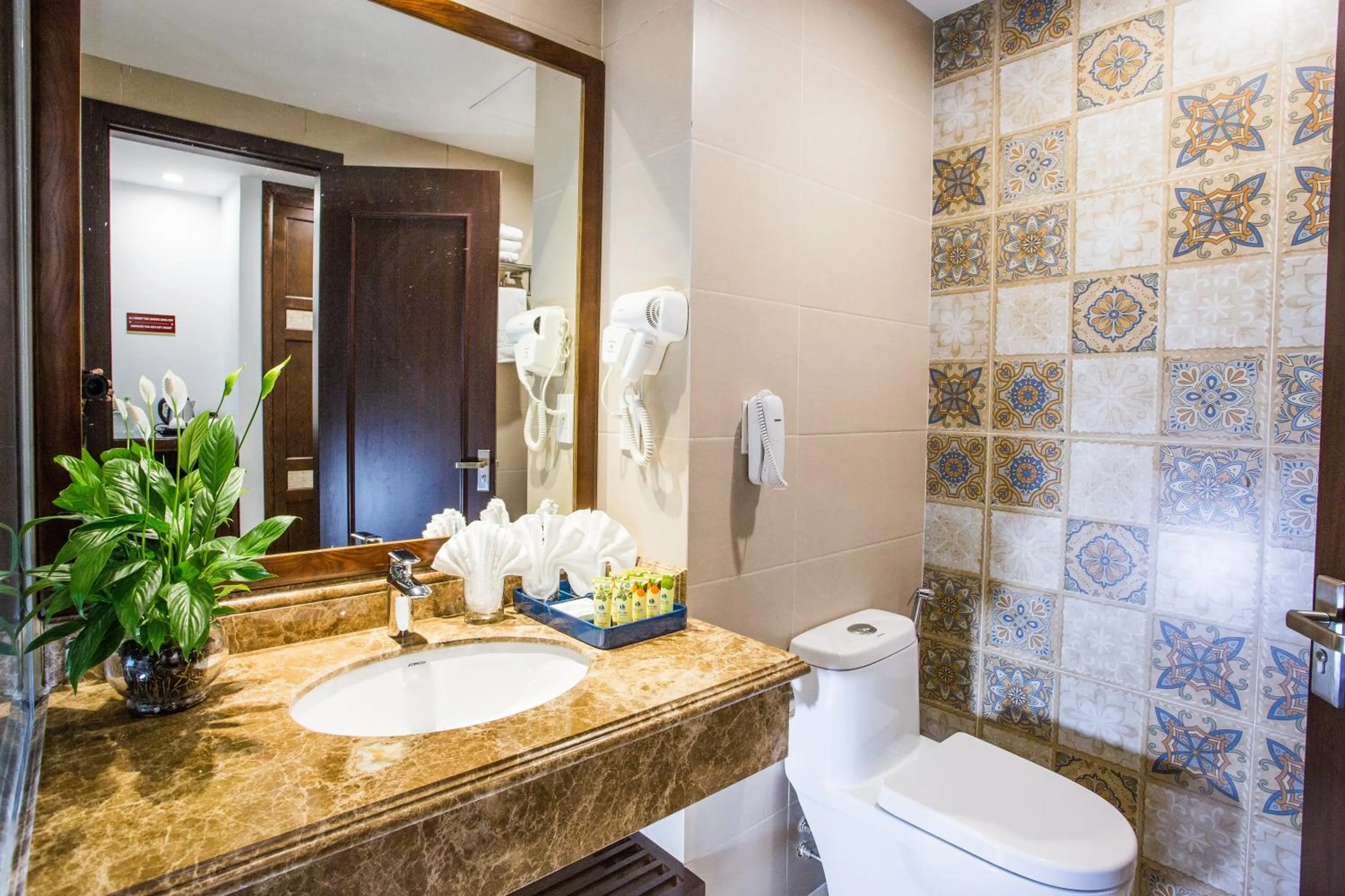 Toilet in Song Loc Luxury Hotel