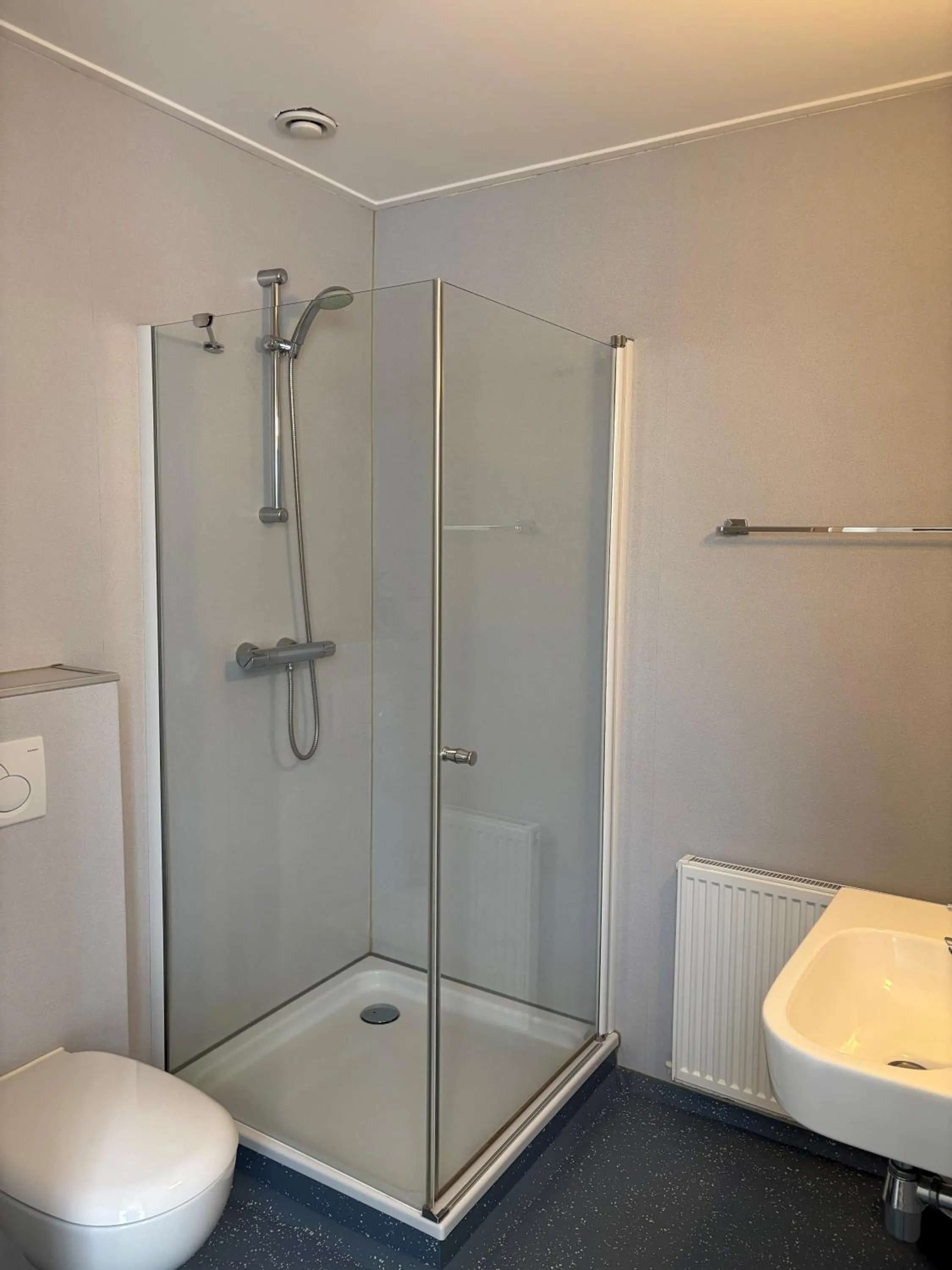 Shower in Hotel de Harmonie